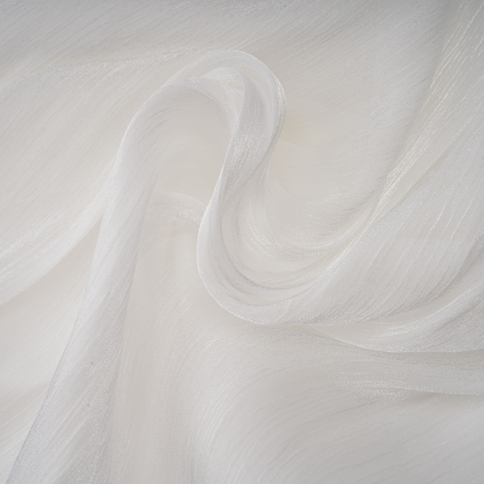 فستان ماهولت القصير باللون الأبيض المطوي مع تأثير لامع