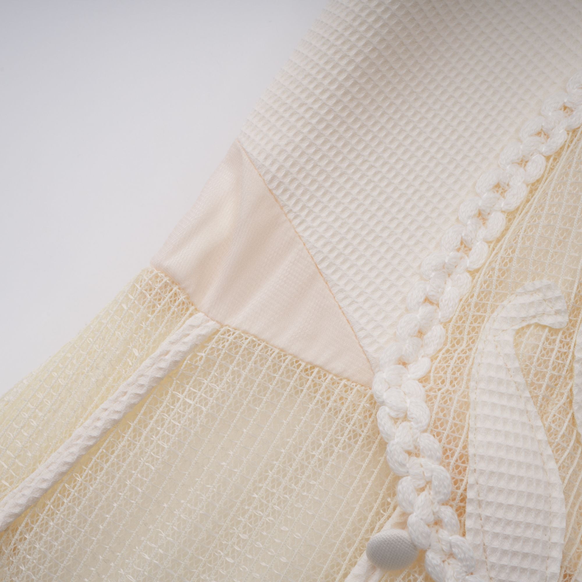 فستان مايل الأبيض القصير المطرز بالزهور