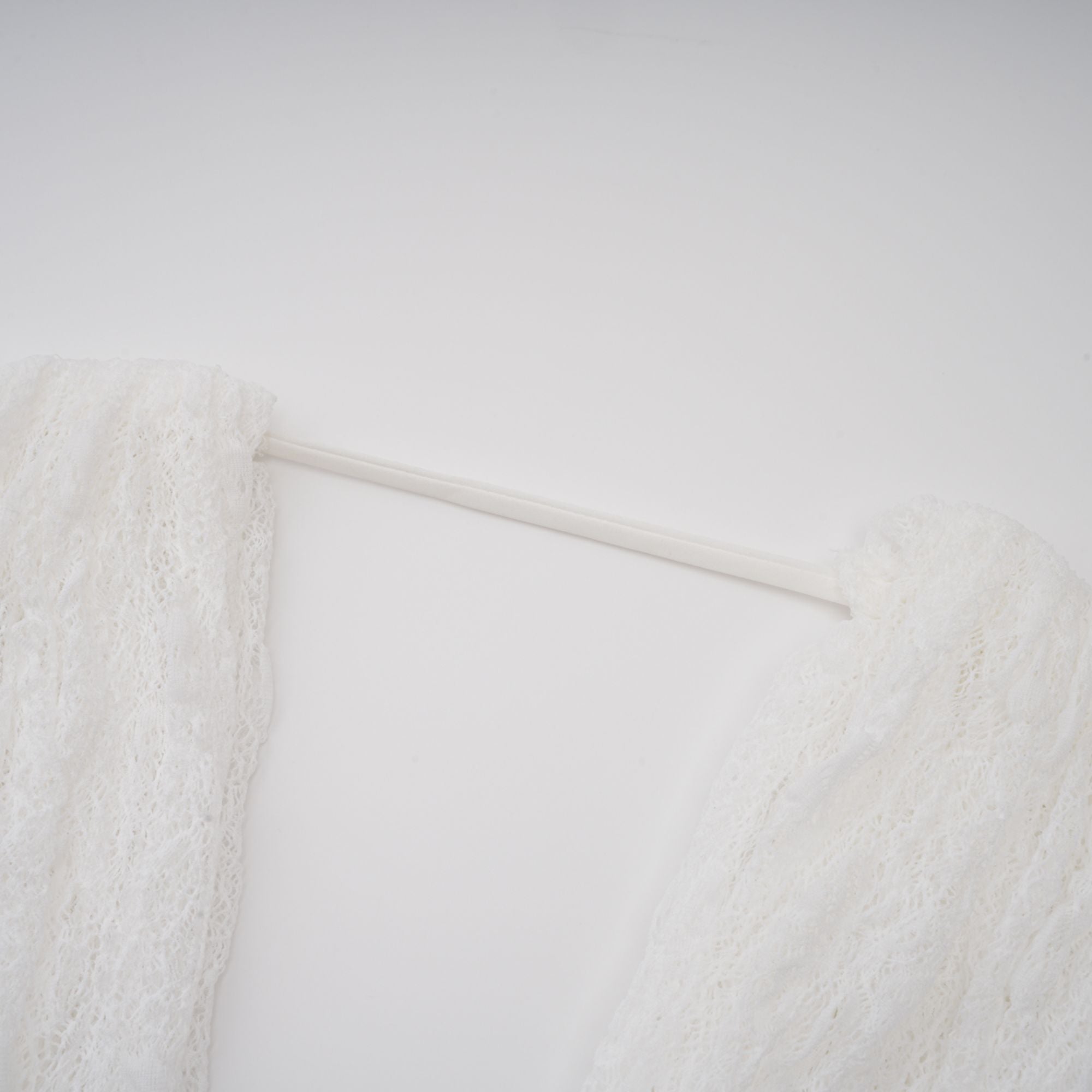 طقم مكون من بلوزة وشورت وفستان أبيض شبه شفاف من إيزولين