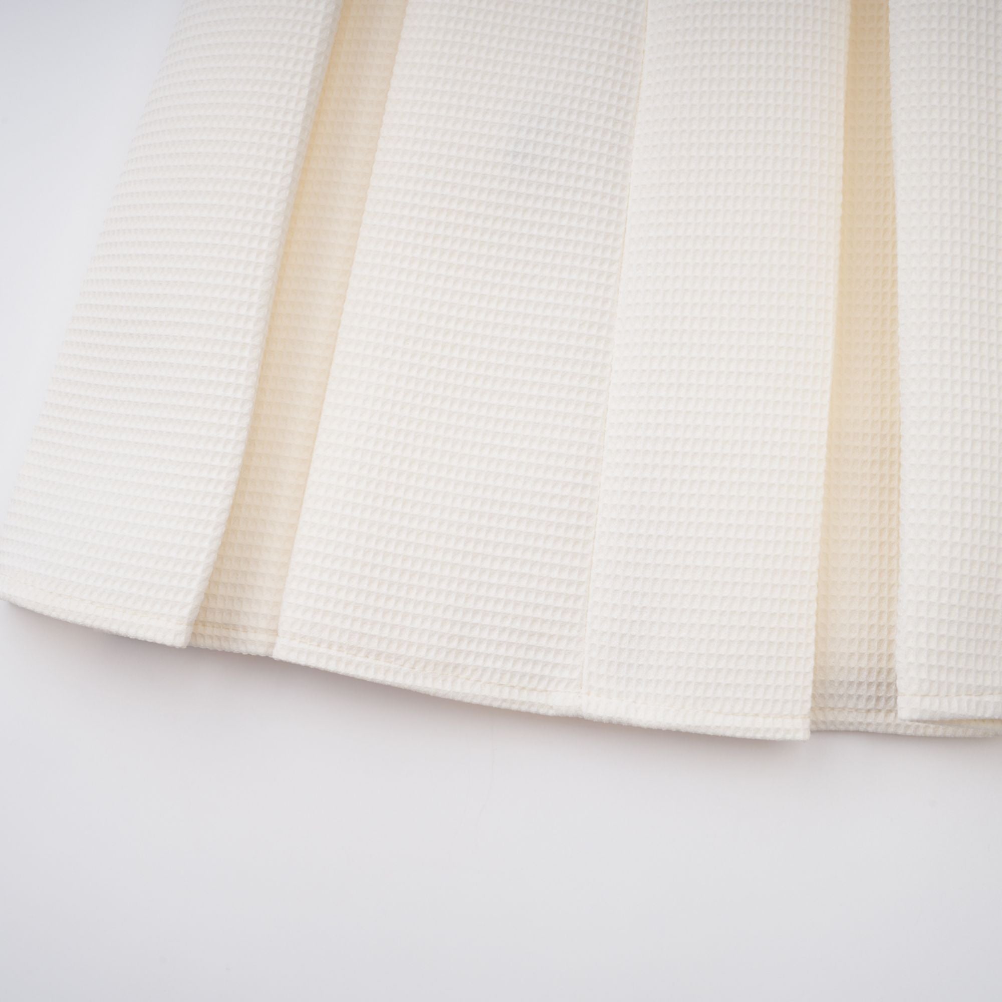 فستان مايل الأبيض القصير المطرز بالزهور