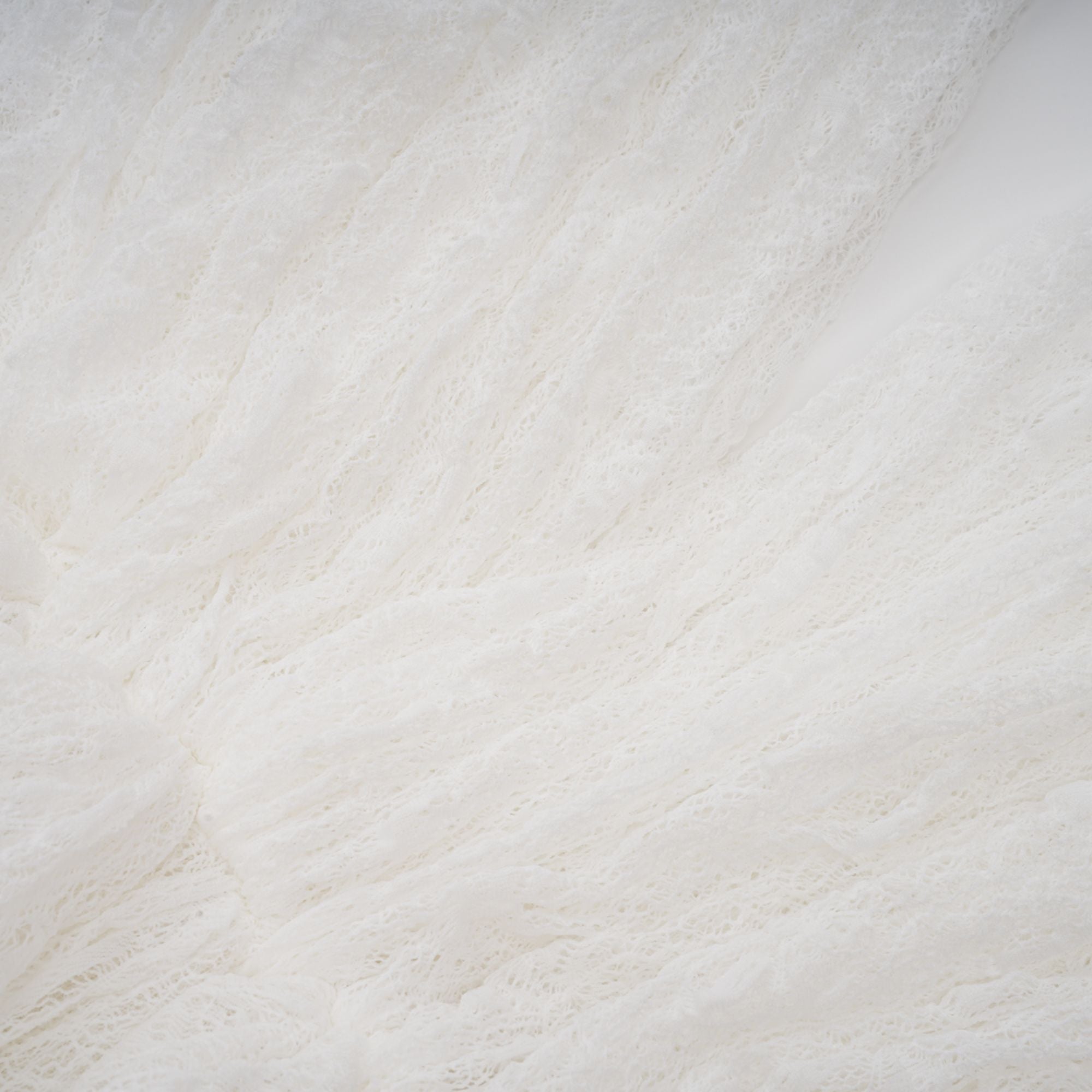 طقم مكون من بلوزة وشورت وفستان أبيض شبه شفاف من إيزولين