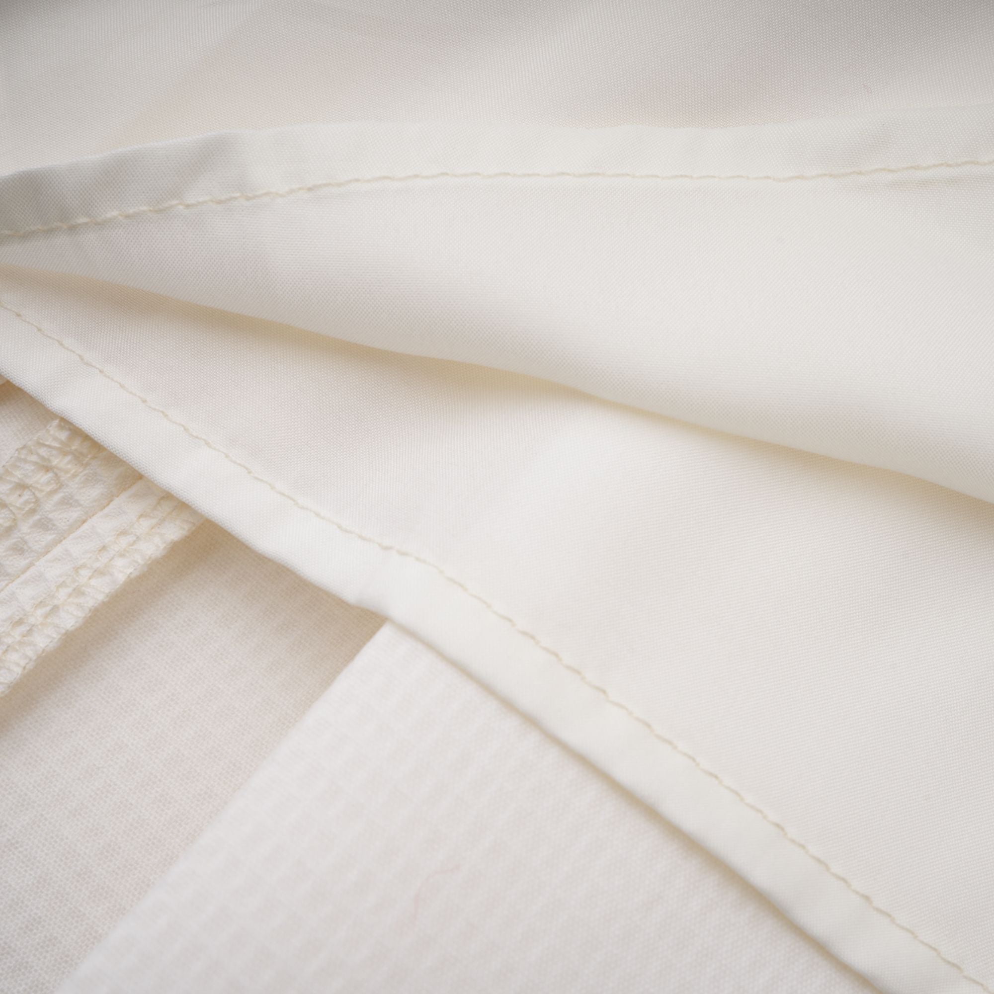 فستان مايل الأبيض القصير المطرز بالزهور