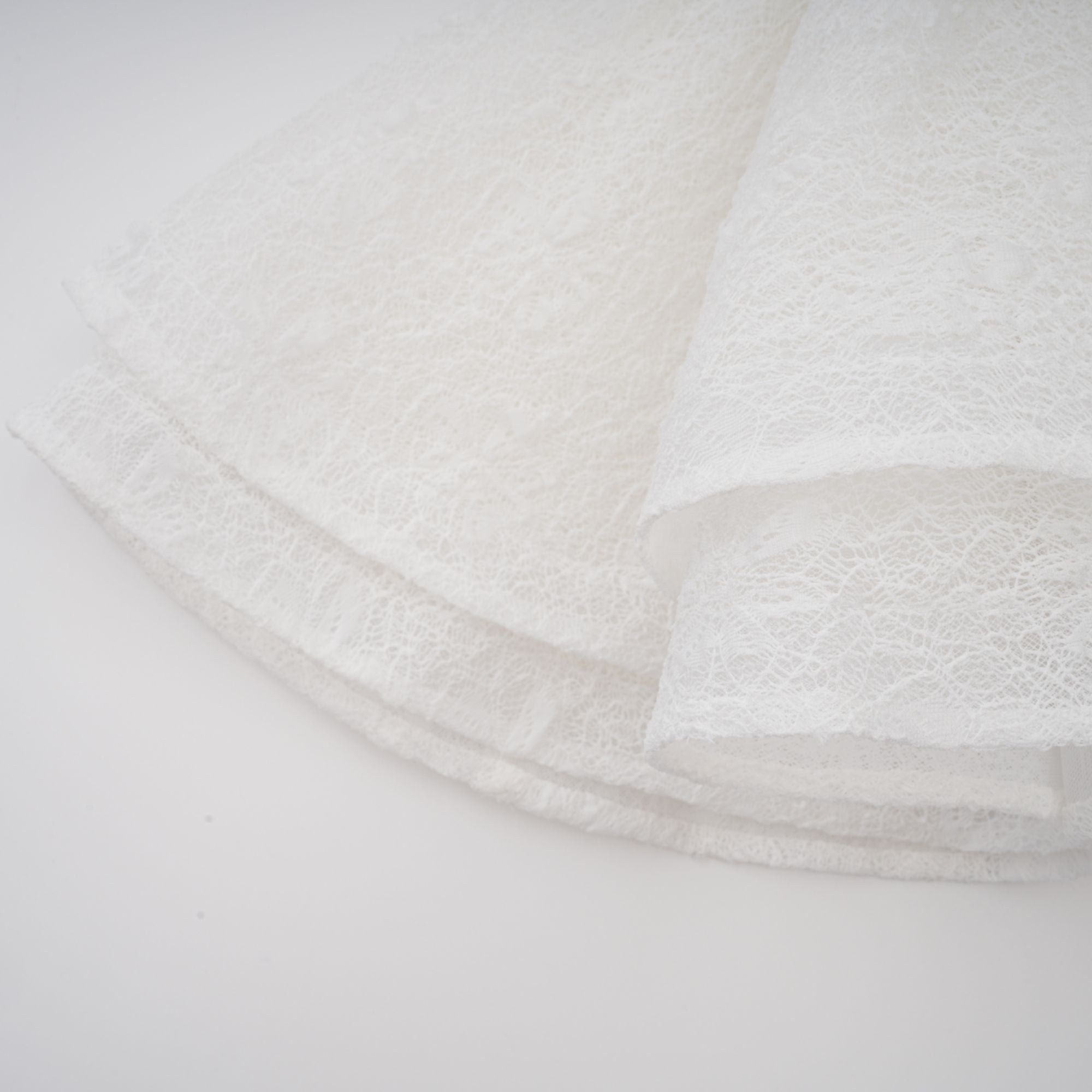 طقم مكون من بلوزة وشورت وفستان أبيض شبه شفاف من إيزولين