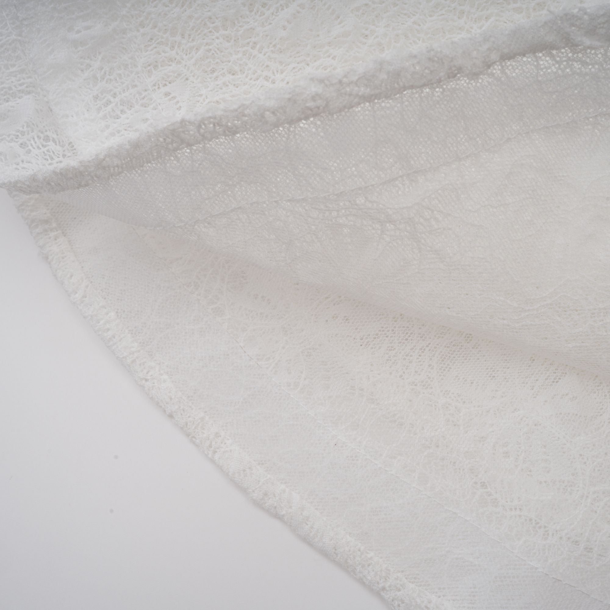 طقم مكون من بلوزة وشورت وفستان أبيض شبه شفاف من إيزولين