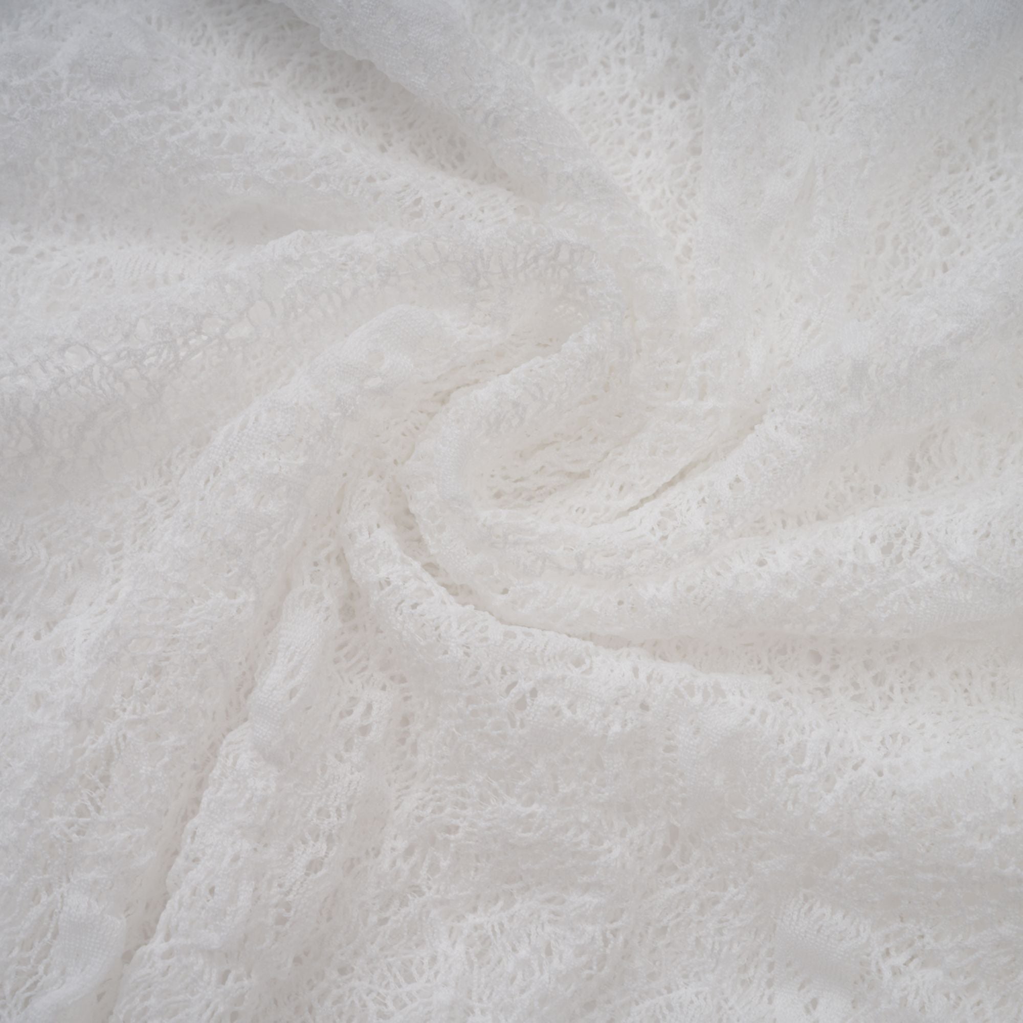 طقم مكون من بلوزة وشورت وفستان أبيض شبه شفاف من إيزولين