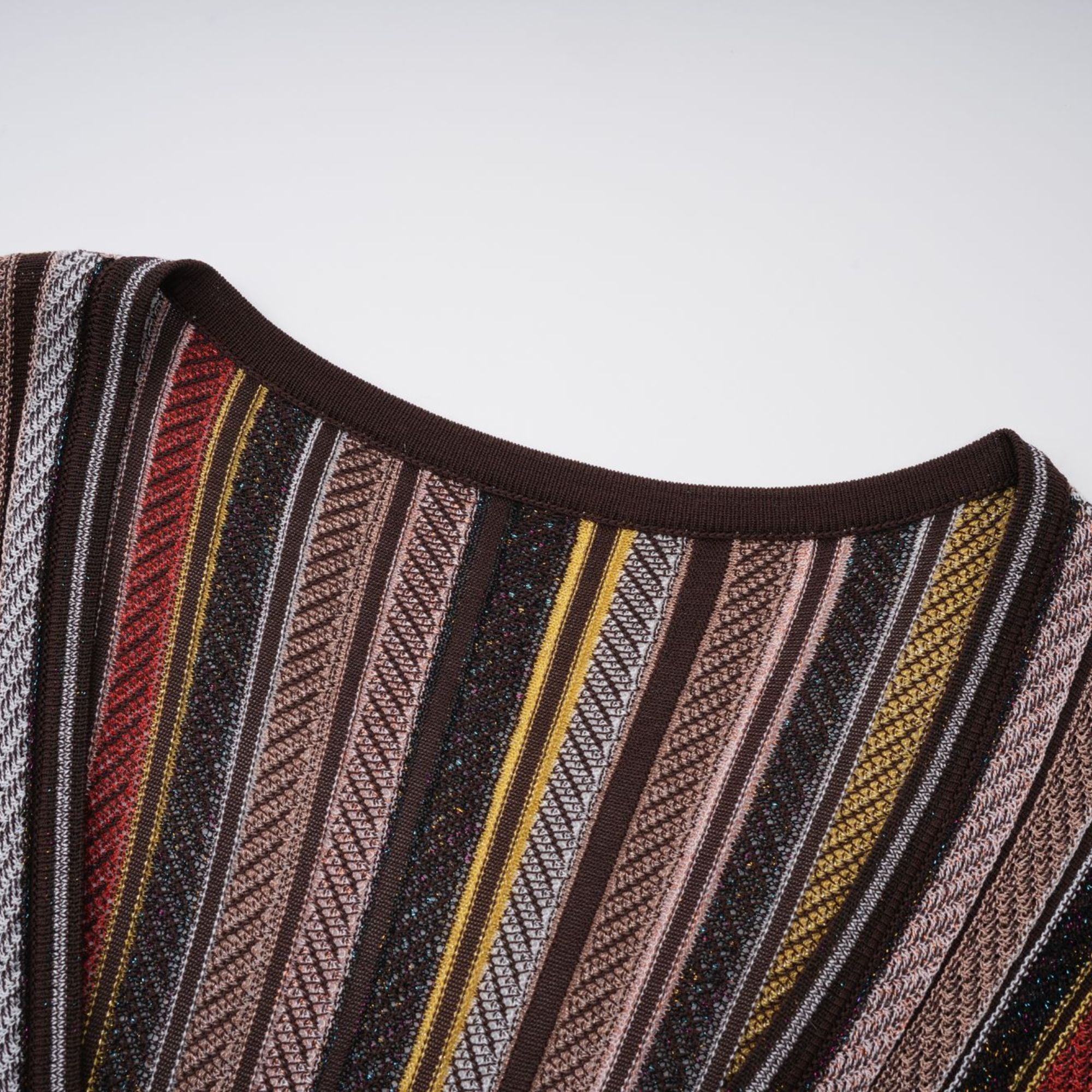 فستان فيبي براون متوسط الطول محبوك بخطوط عمودية