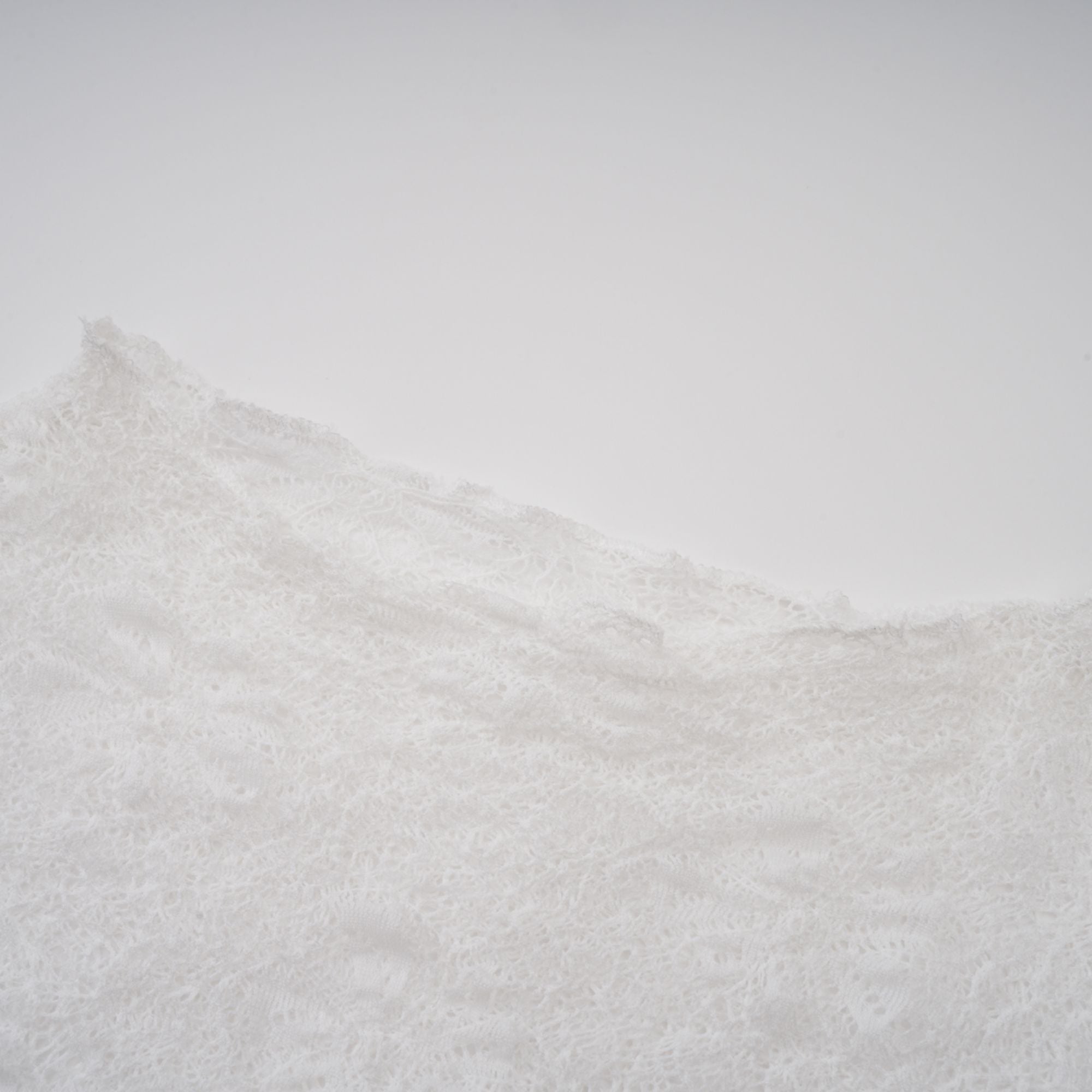 طقم مكون من بلوزة وشورت وفستان أبيض شبه شفاف من إيزولين