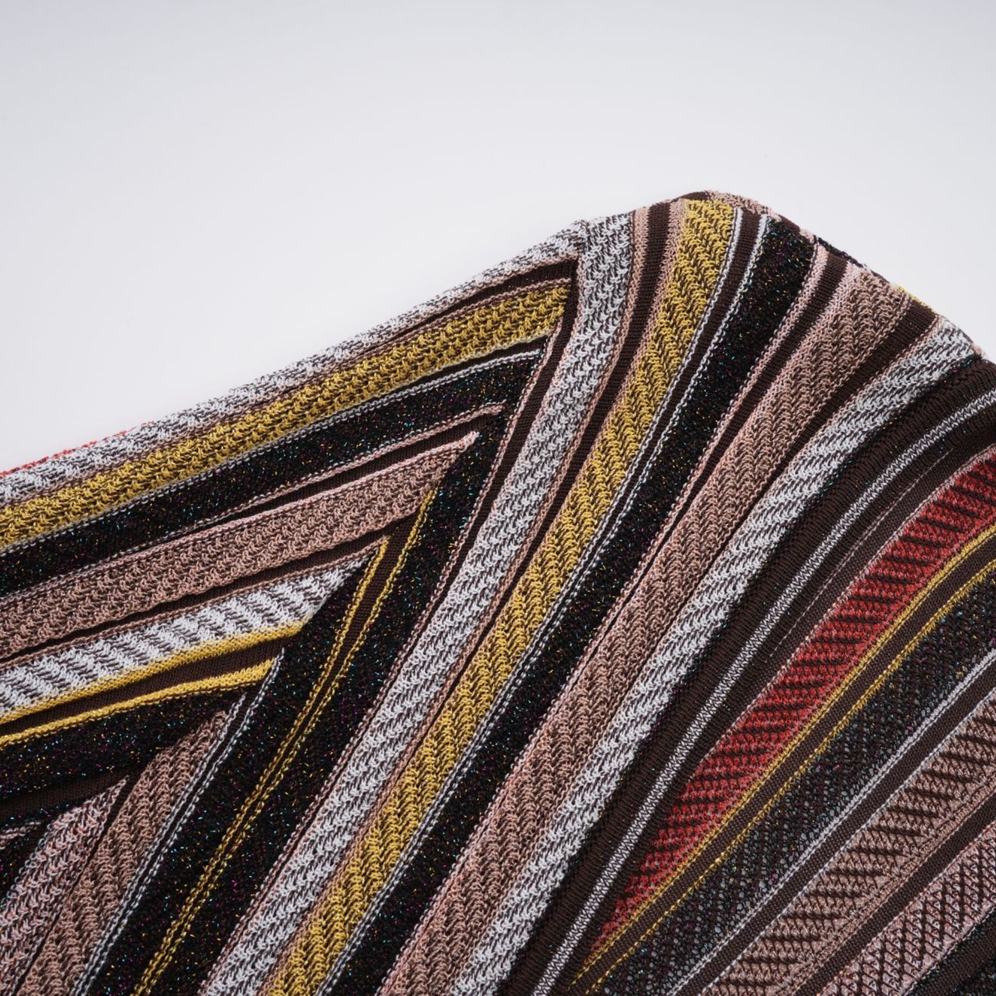 فستان فيبي براون متوسط الطول محبوك بخطوط عمودية