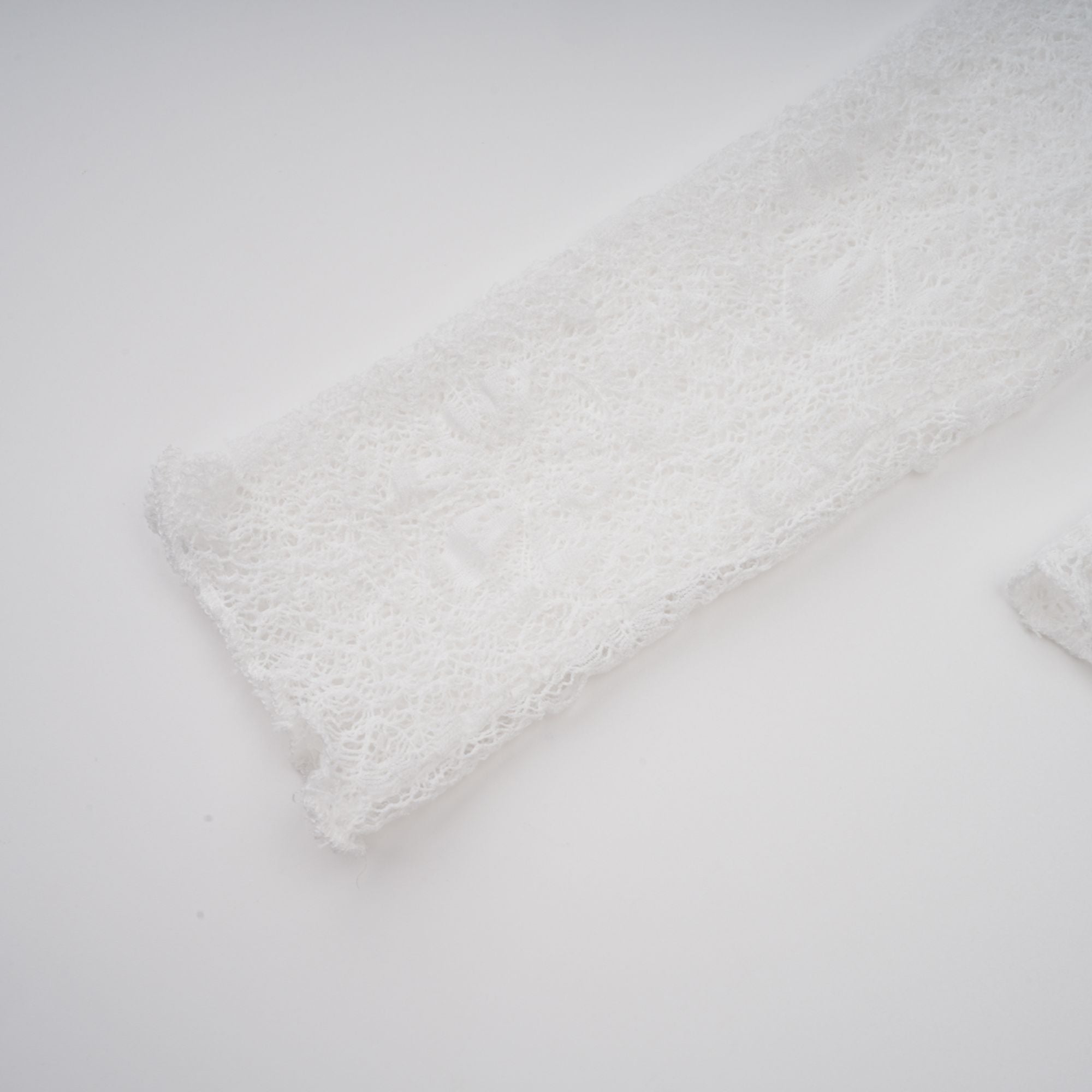 طقم مكون من بلوزة وشورت وفستان أبيض شبه شفاف من إيزولين