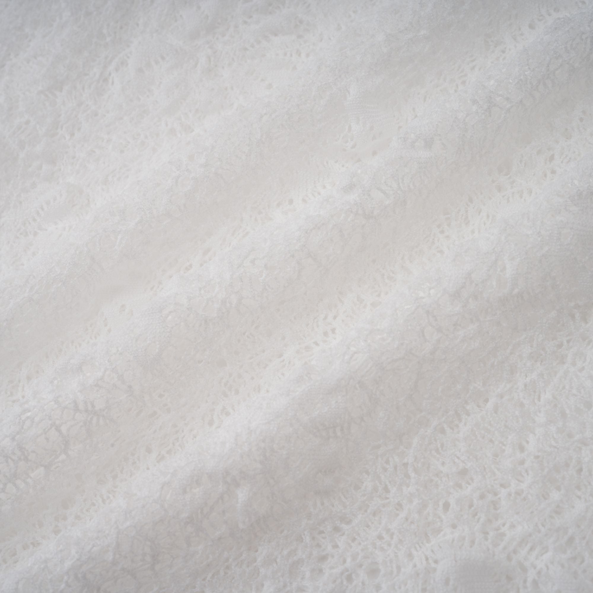 طقم مكون من بلوزة وشورت وفستان أبيض شبه شفاف من إيزولين