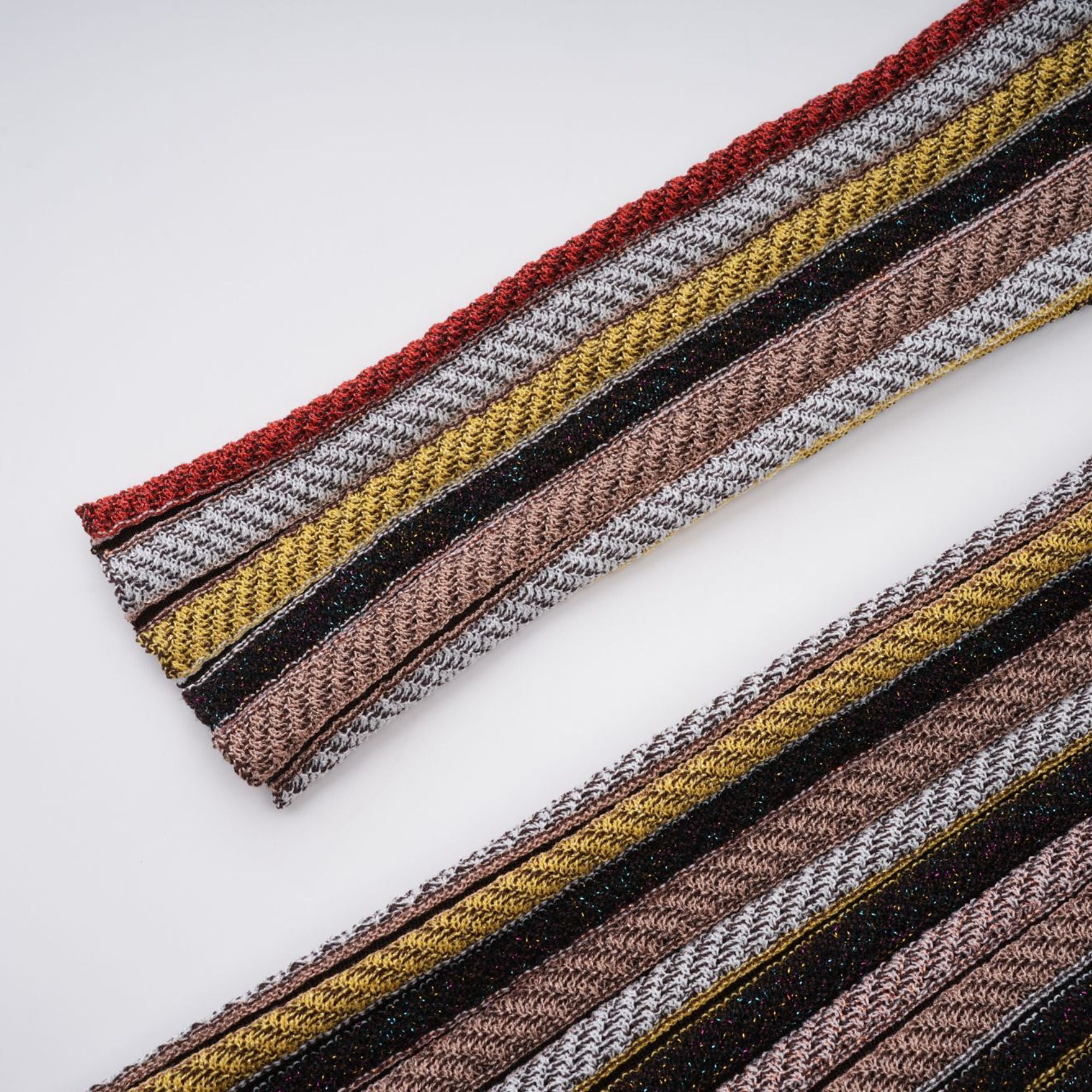 فستان فيبي براون متوسط الطول محبوك بخطوط عمودية