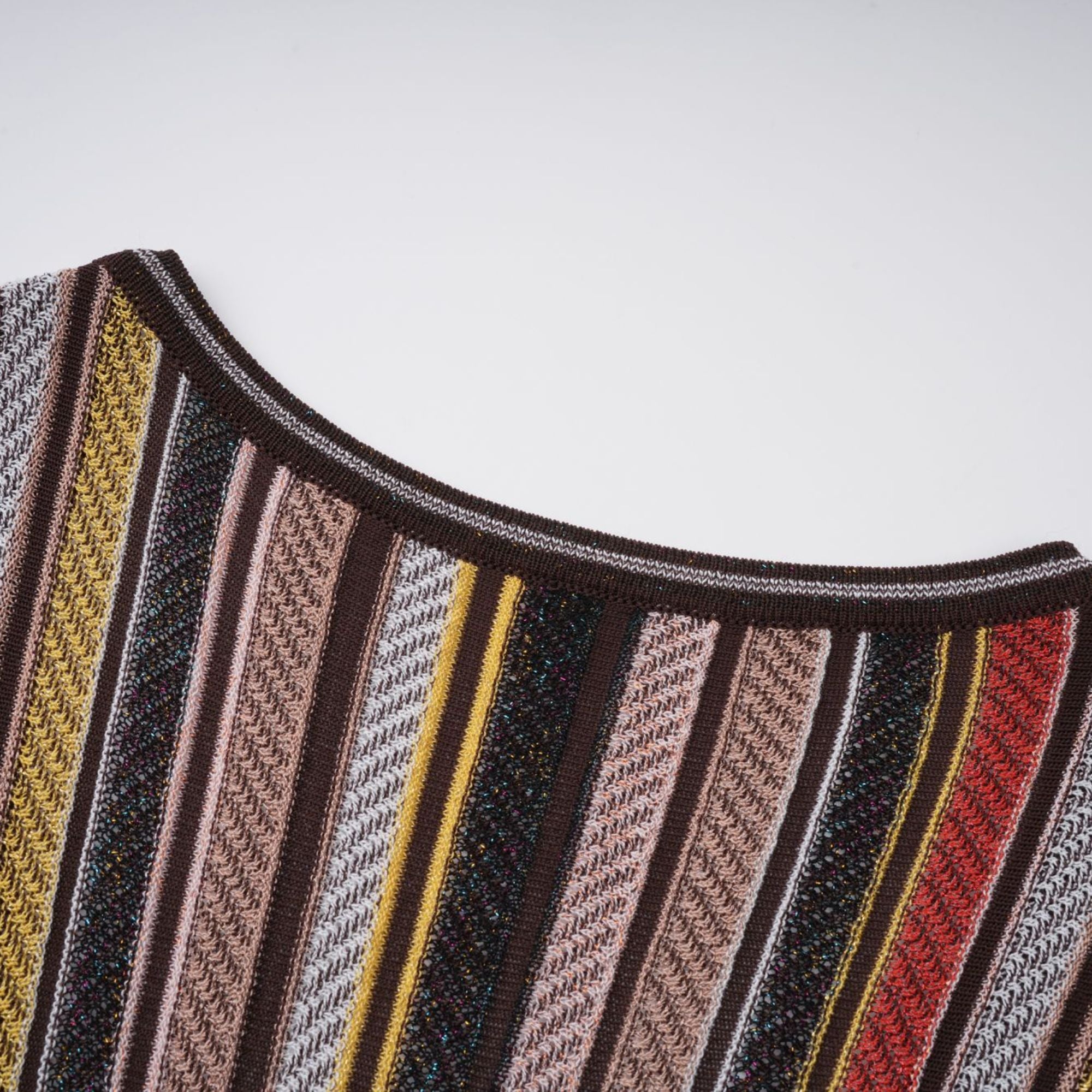 فستان فيبي براون متوسط الطول محبوك بخطوط عمودية