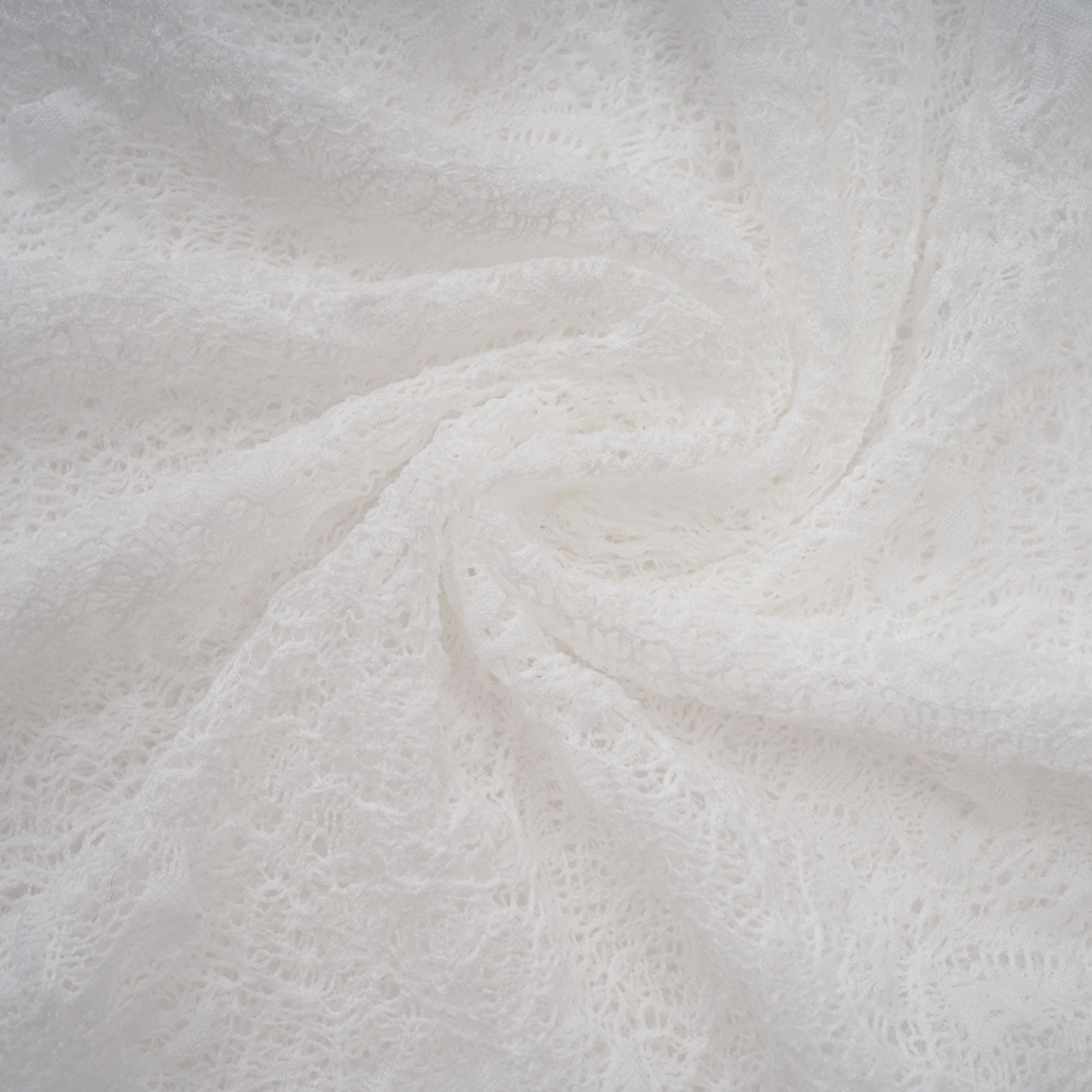 طقم مكون من بلوزة وشورت وفستان أبيض شبه شفاف من إيزولين