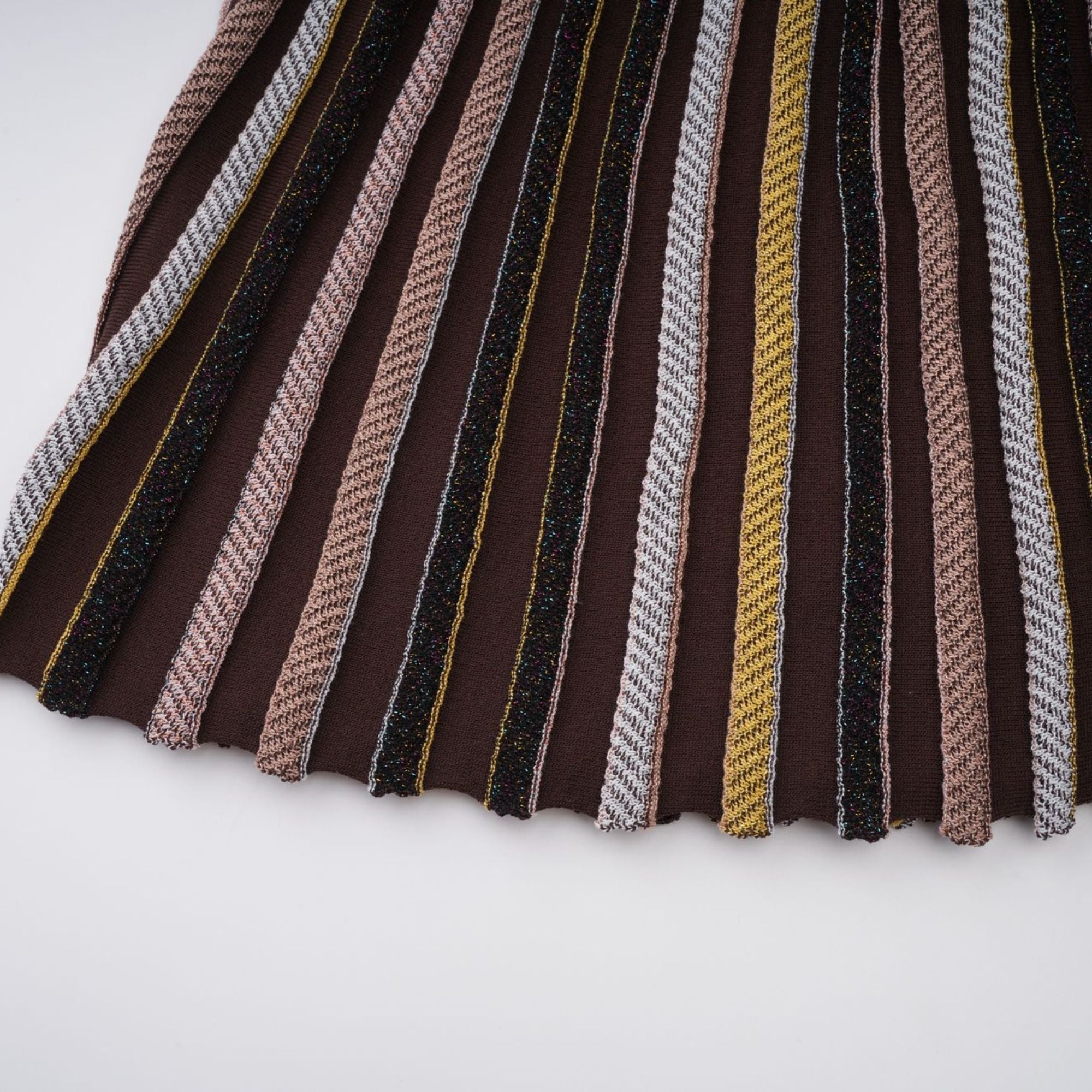 Phoebe Brown – Strick-Midikleid mit vertikalen Streifen