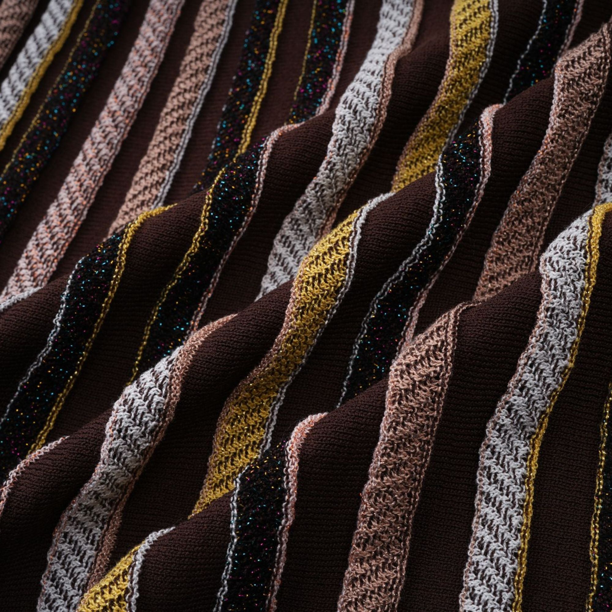 فستان فيبي براون متوسط الطول محبوك بخطوط عمودية