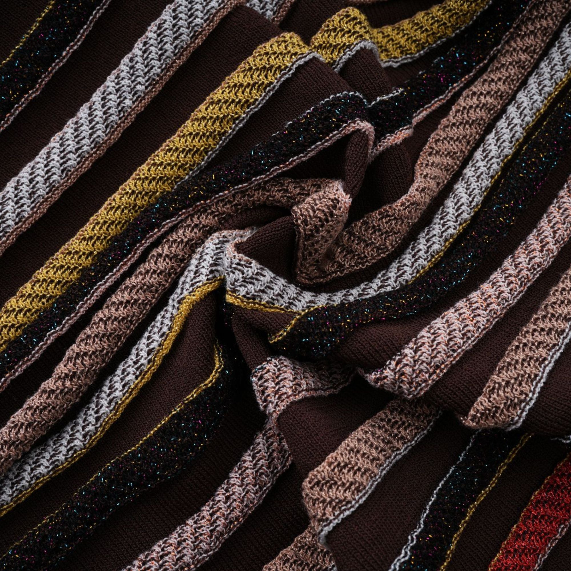 Phoebe Brown – Strick-Midikleid mit vertikalen Streifen