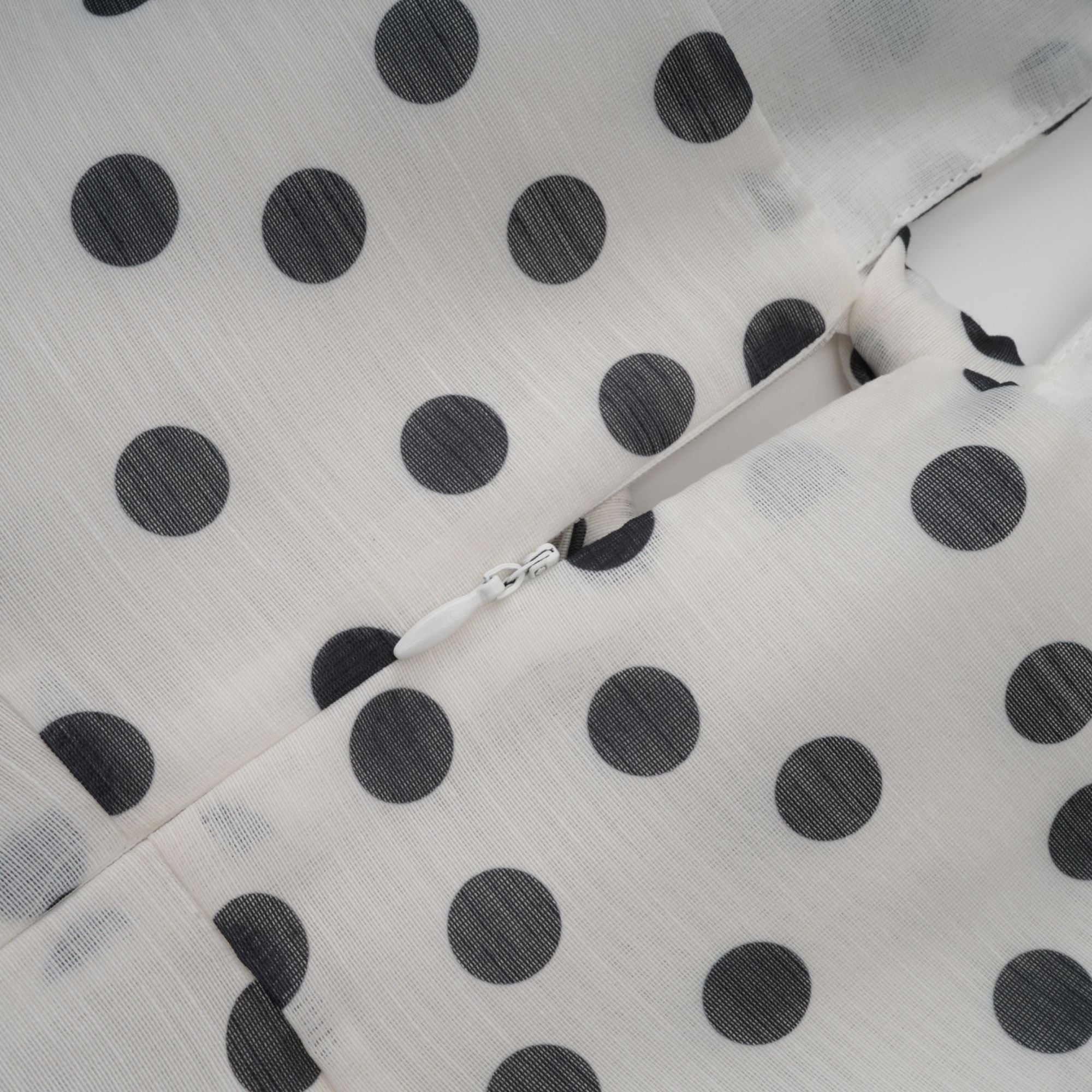 Audrey – Weißes Midikleid mit Schleife und Punkten