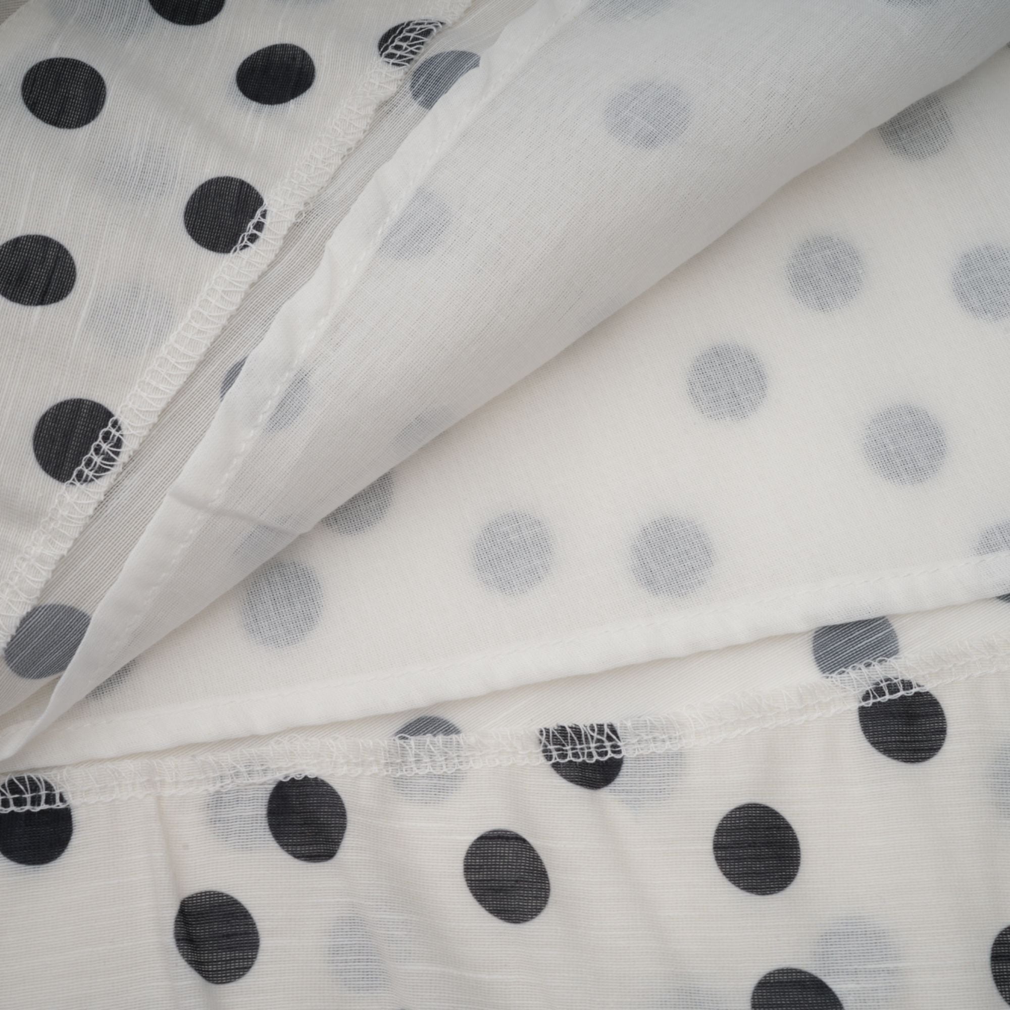 Audrey – Weißes Midikleid mit Schleife und Punkten