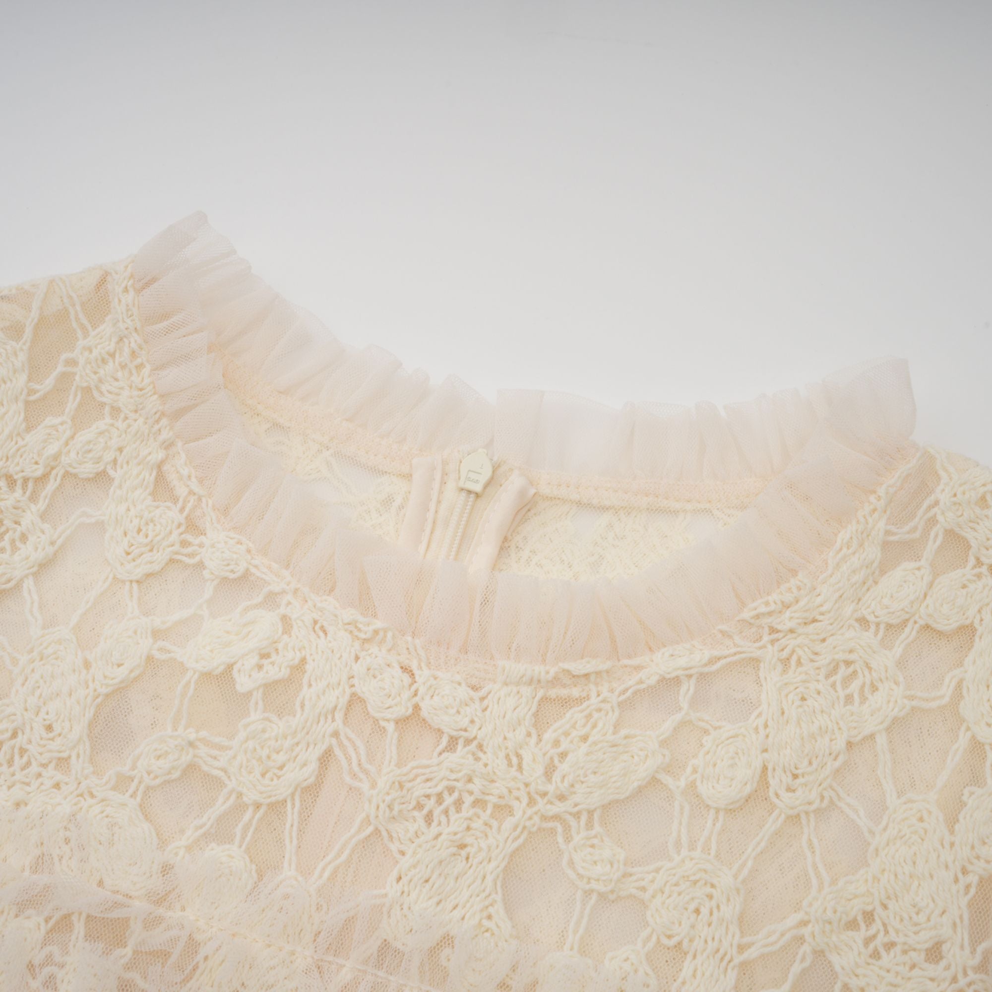 فستان كابوسين ماكسي من التول المطرز بالورود