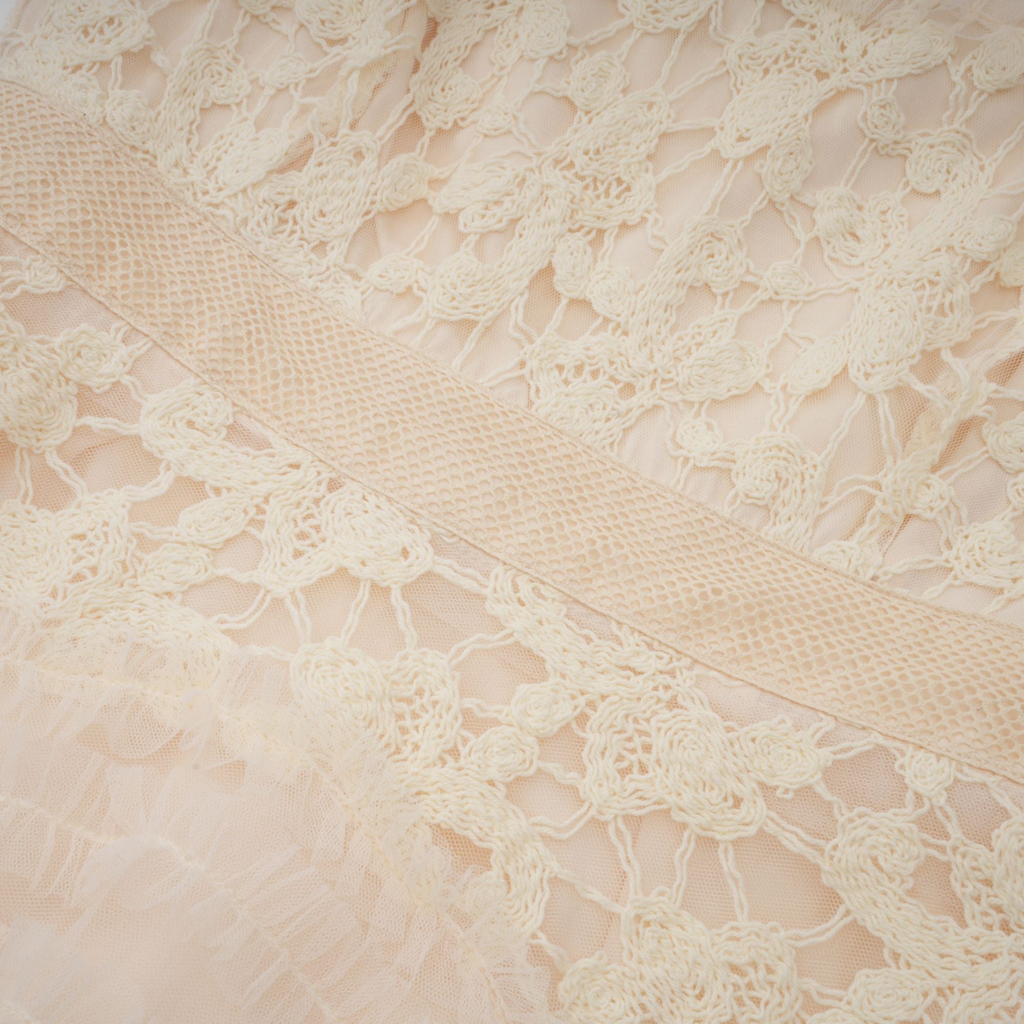 فستان كابوسين ماكسي من التول المطرز بالورود