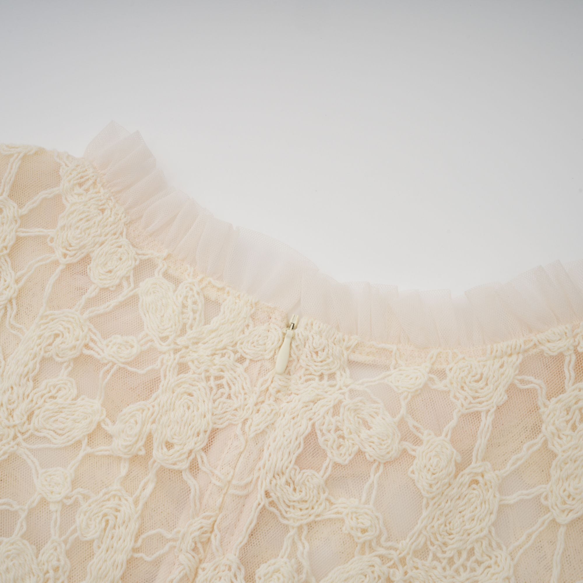 فستان كابوسين ماكسي من التول المطرز بالورود