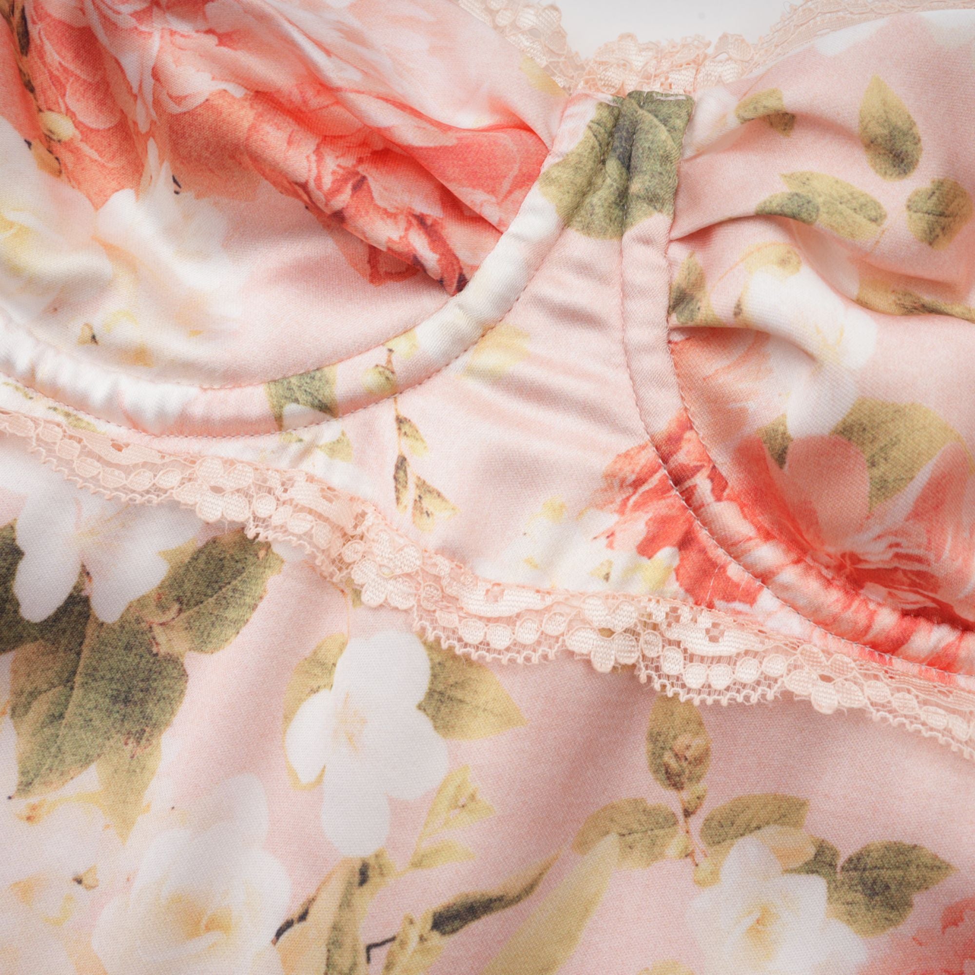 Yvette rosa Maxikleid aus Satin mit Blumenmuster (Endgültiger Verkauf – nur in den USA)