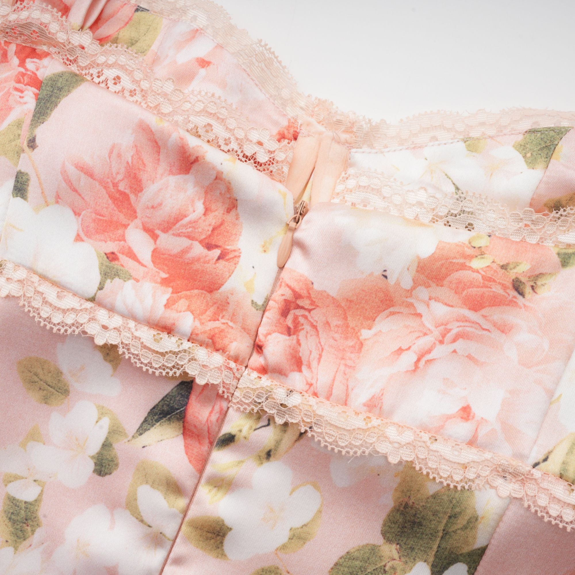 Yvette rosa Maxikleid aus Satin mit Blumenmuster (Endgültiger Verkauf – nur in den USA)