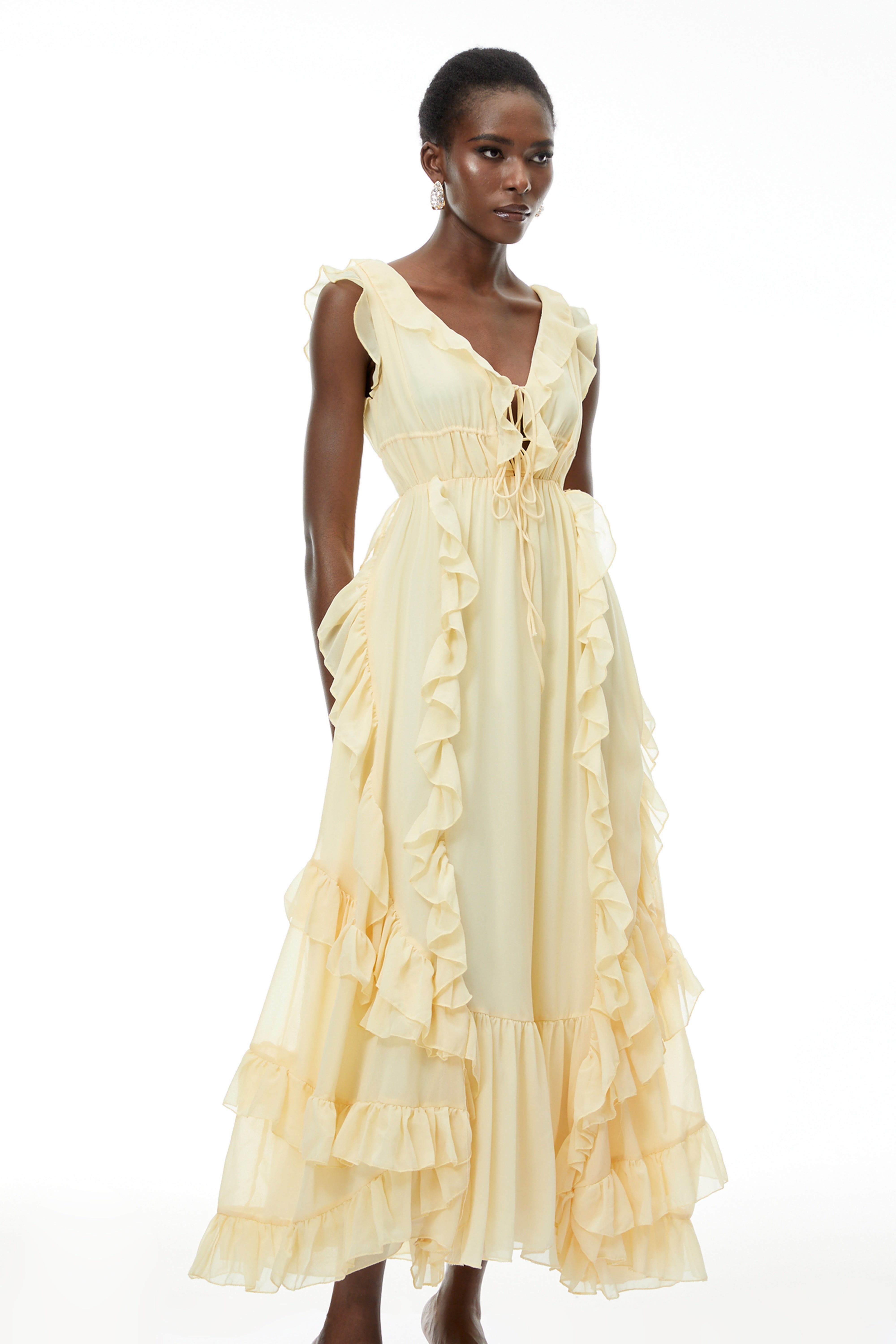 Gelbes Maxikleid mit Rüschen und Schnürdetails