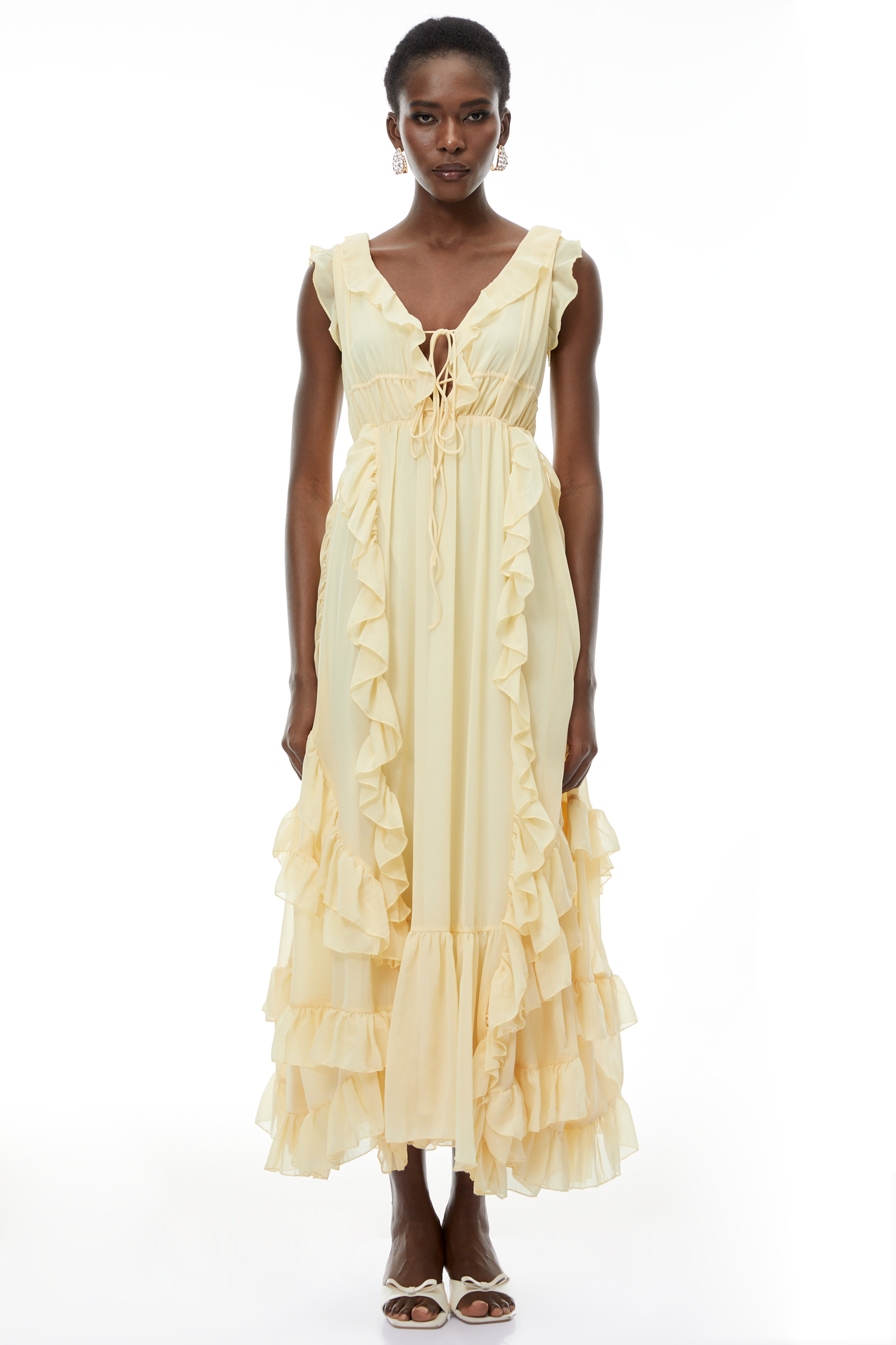 Gelbes Maxikleid mit Rüschen und Schnürdetails