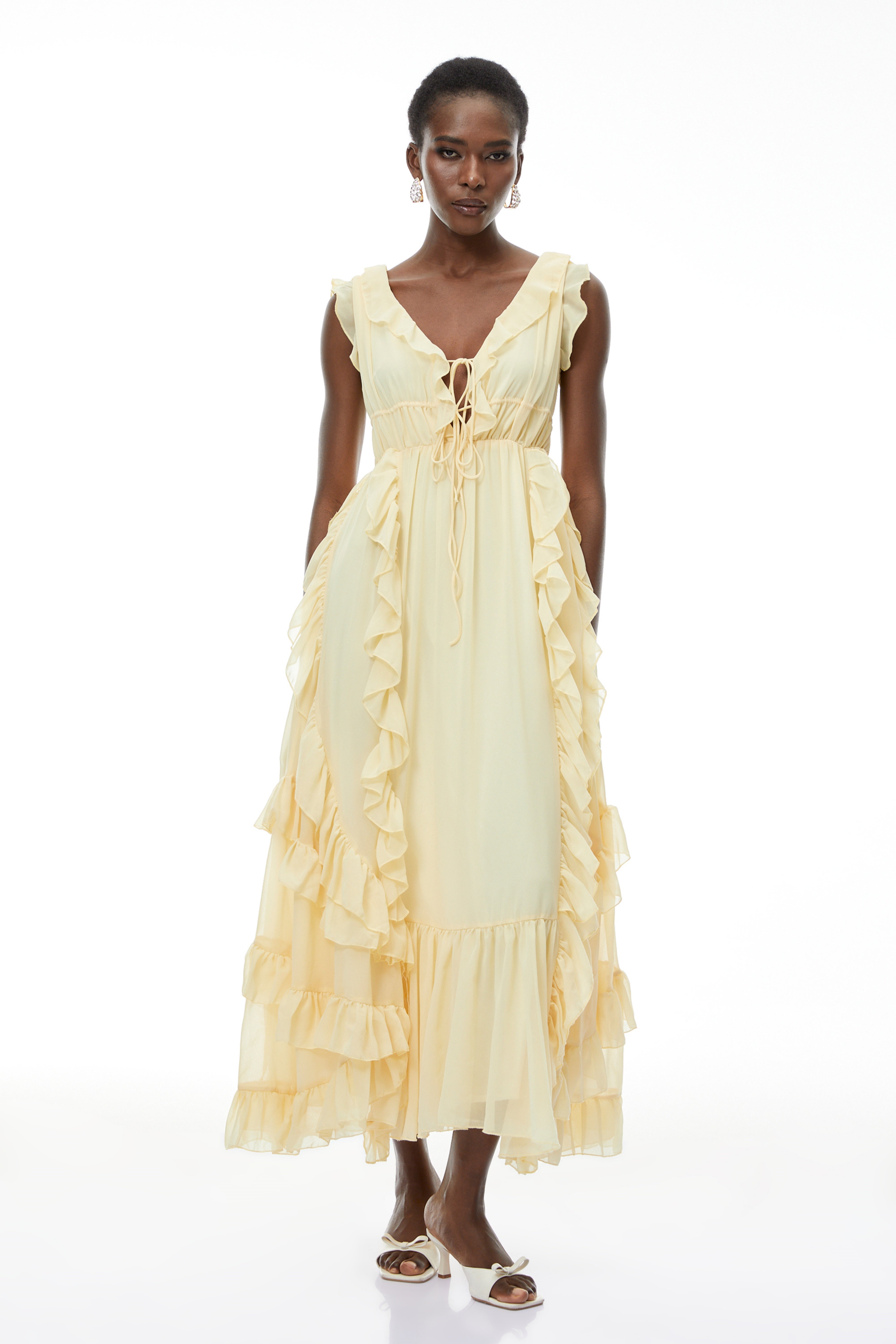 Gelbes Maxikleid mit Rüschen und Schnürdetails