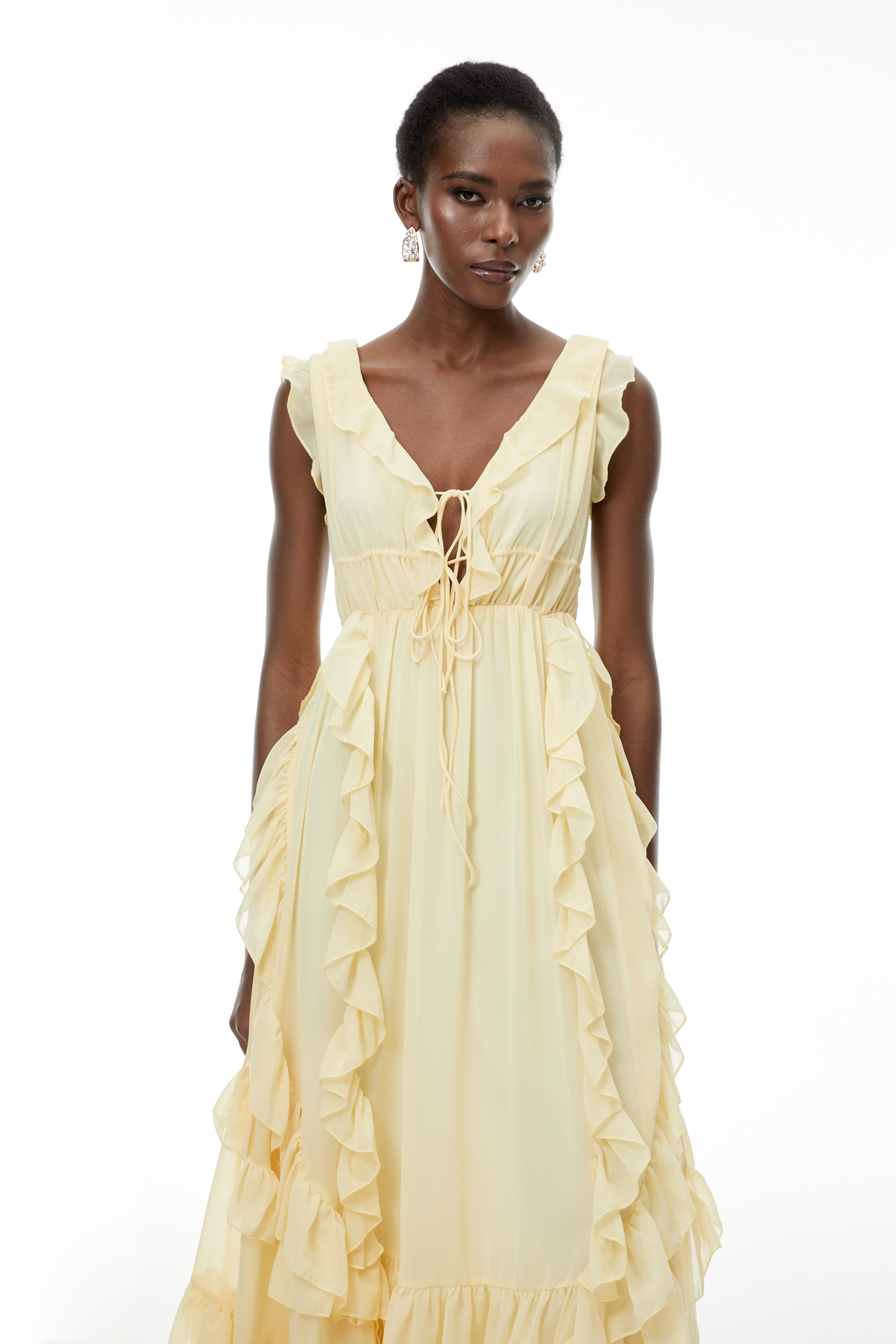 Gelbes Maxikleid mit Rüschen und Schnürdetails