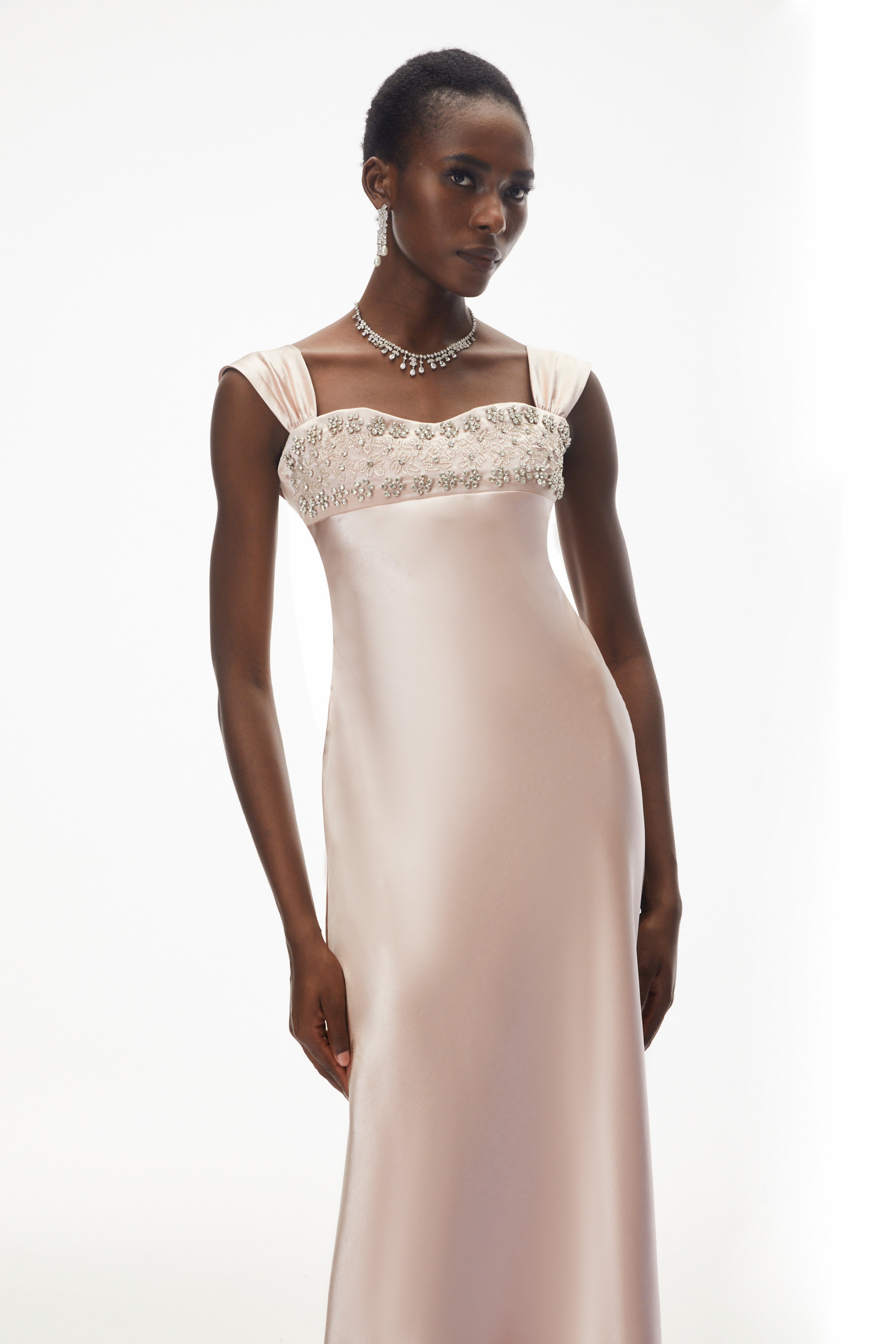 Robe mi-longue en satin rose poudré ornée de détails décoratifs « Perrine »