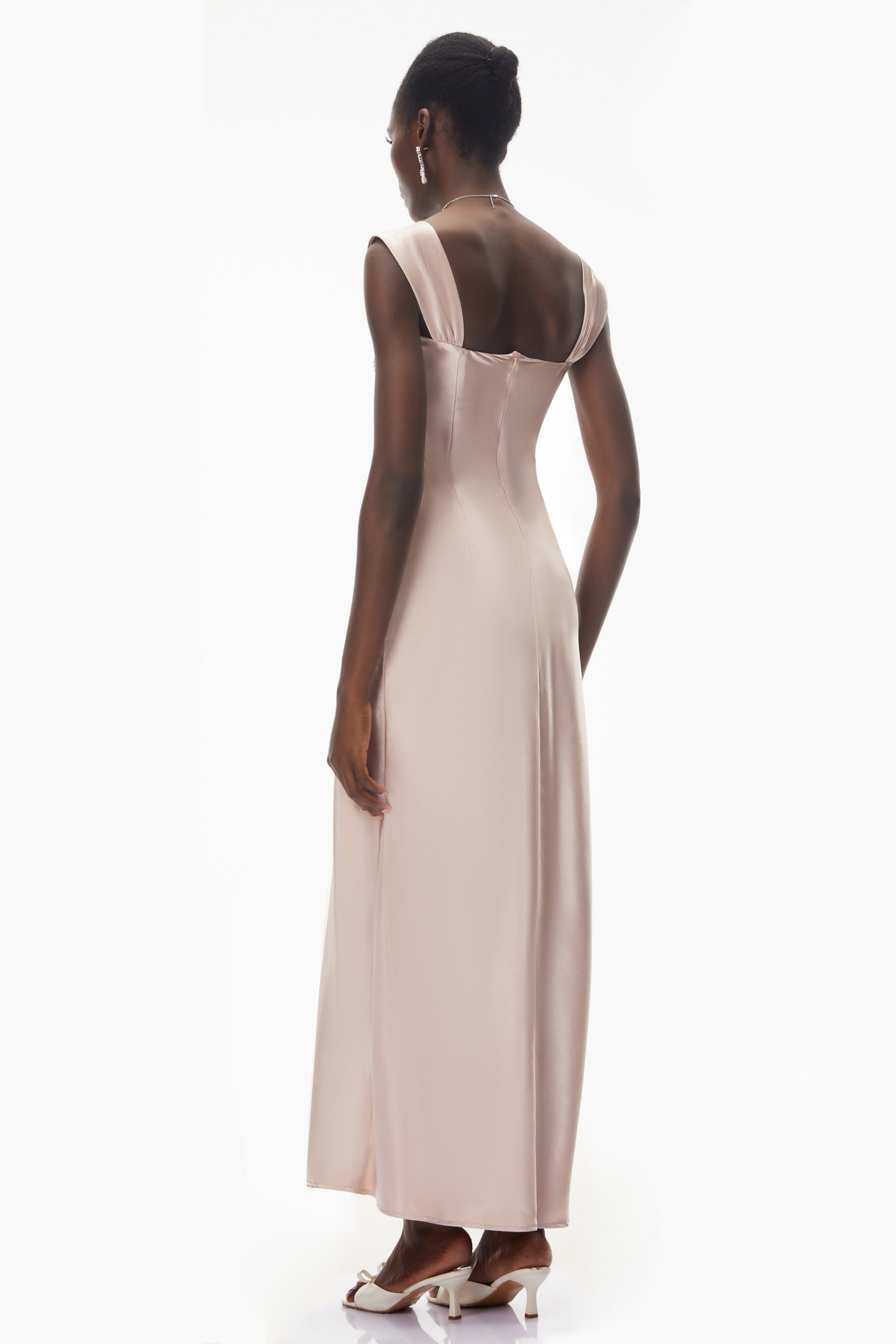 Robe mi-longue en satin rose poudré ornée de détails décoratifs « Perrine »