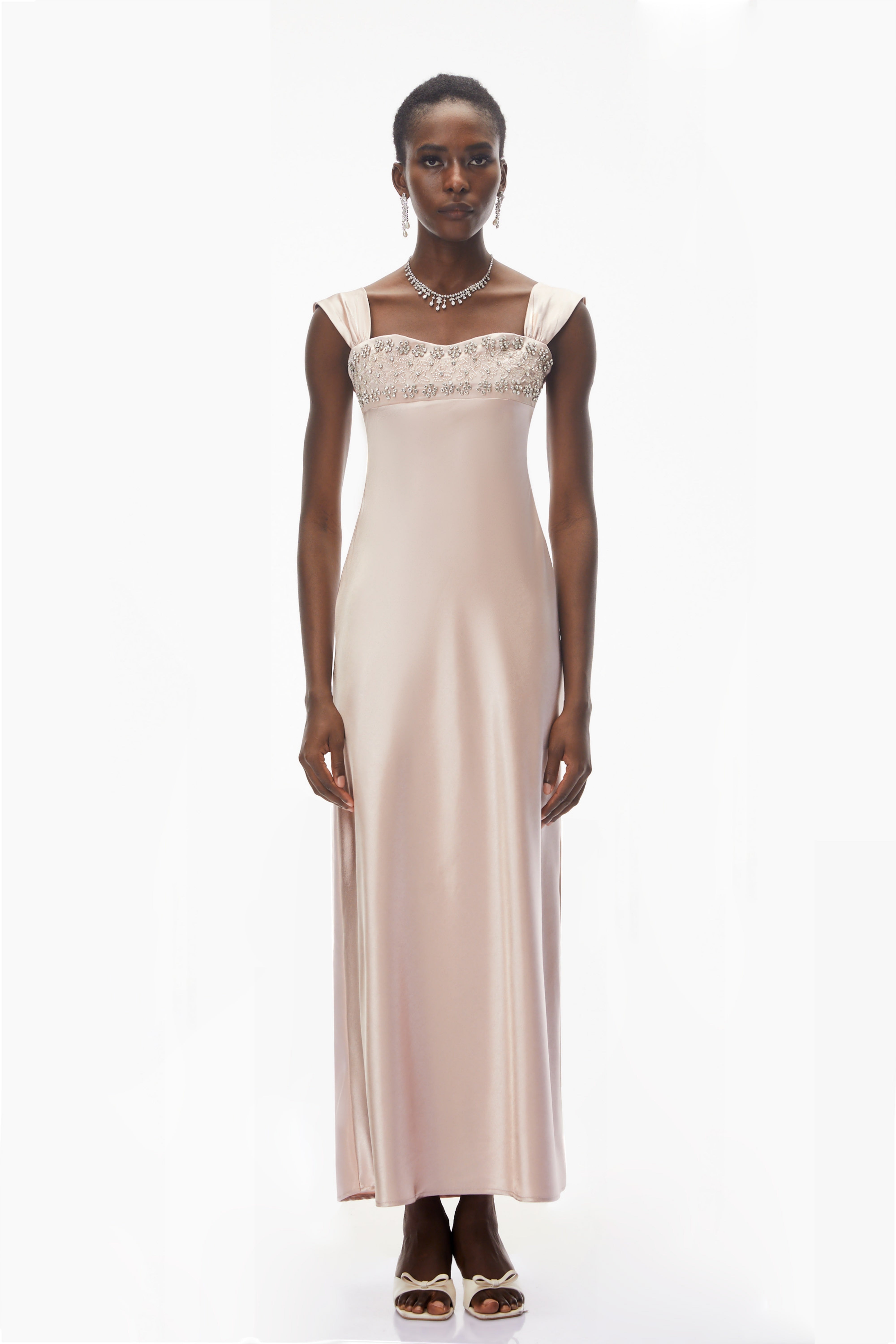 Robe mi-longue en satin rose poudré ornée de détails décoratifs « Perrine »