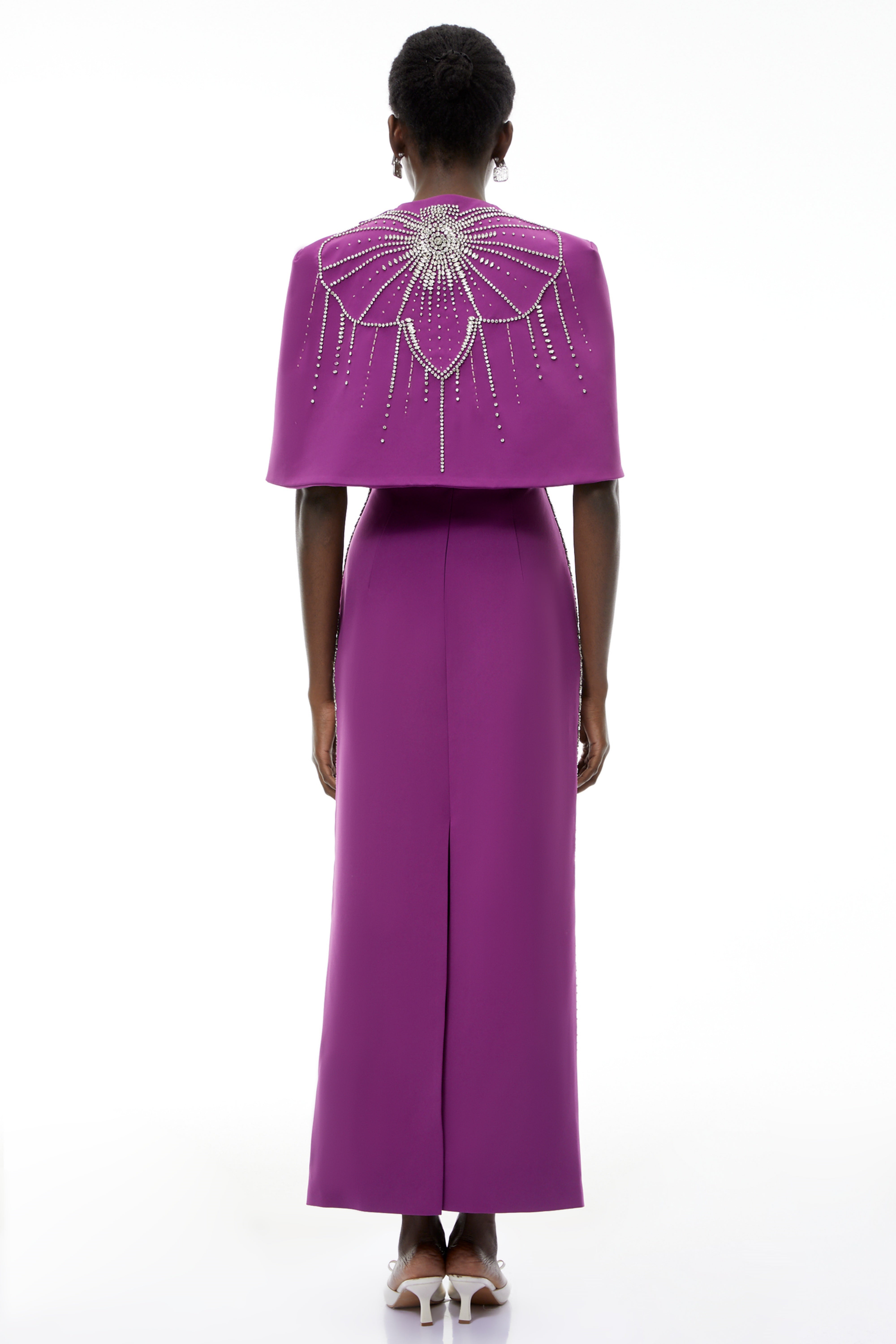 فستان طويل من تصميم دارسي بيربل مزين بالخرز