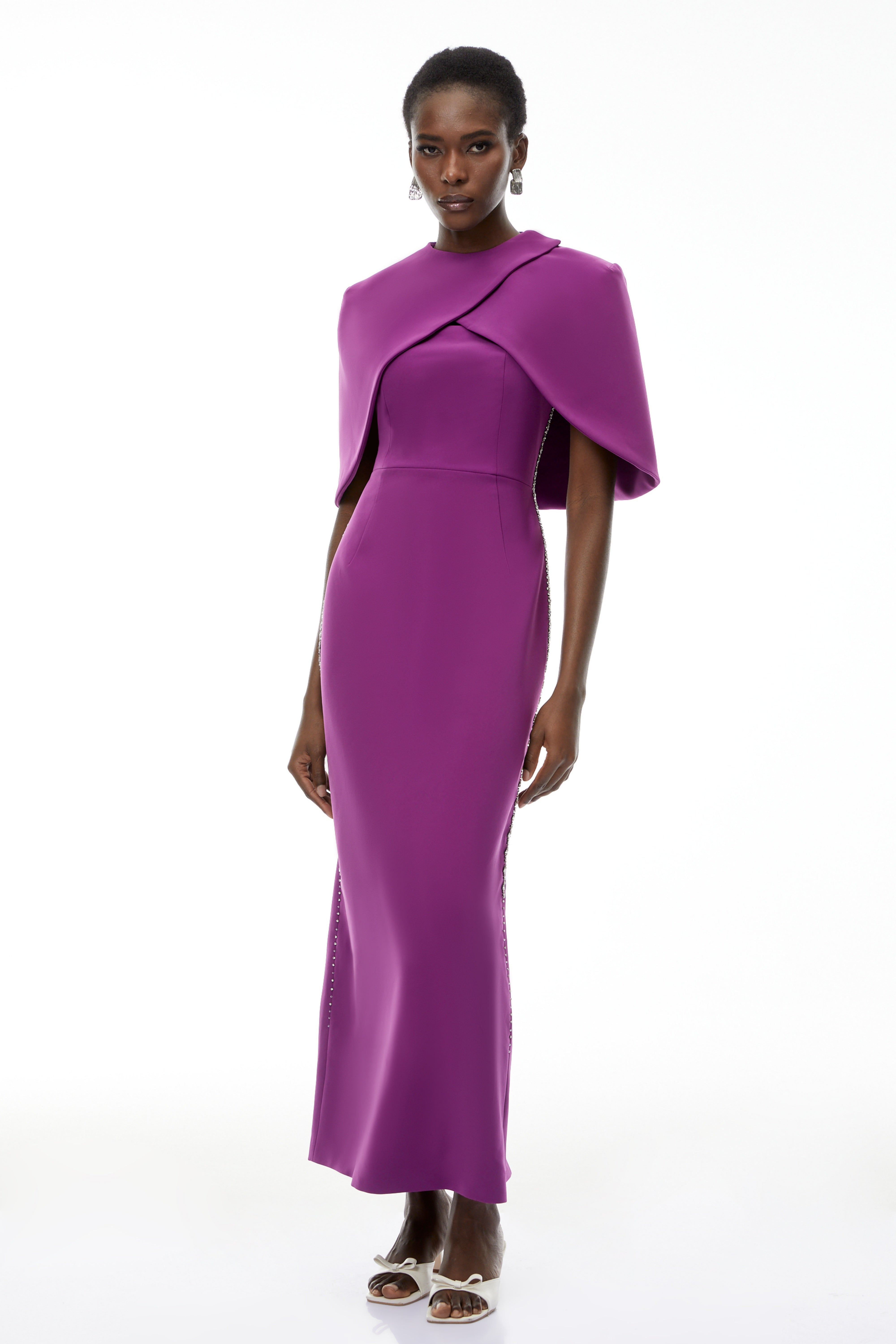 فستان طويل من تصميم دارسي بيربل مزين بالخرز