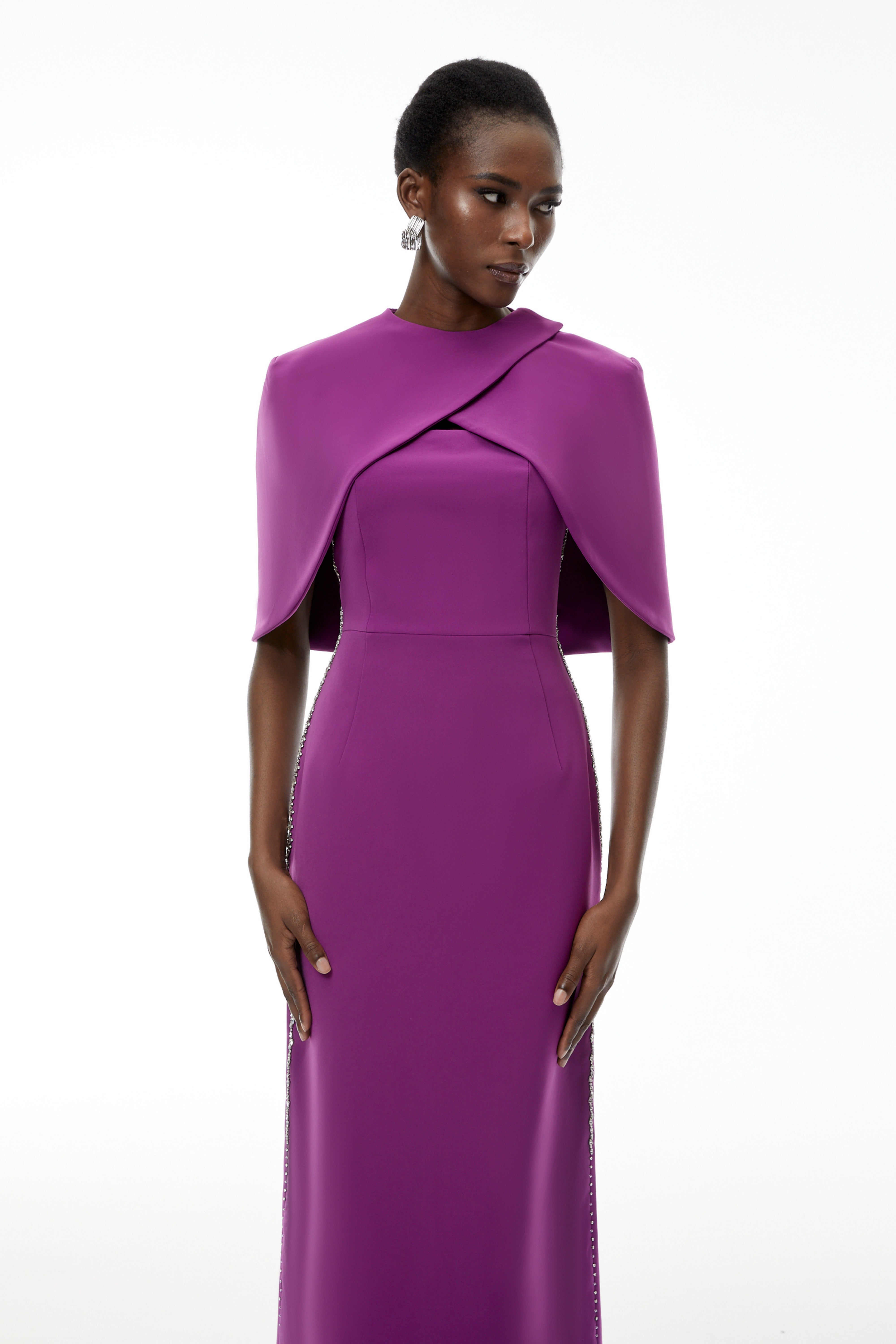 فستان طويل من تصميم دارسي بيربل مزين بالخرز