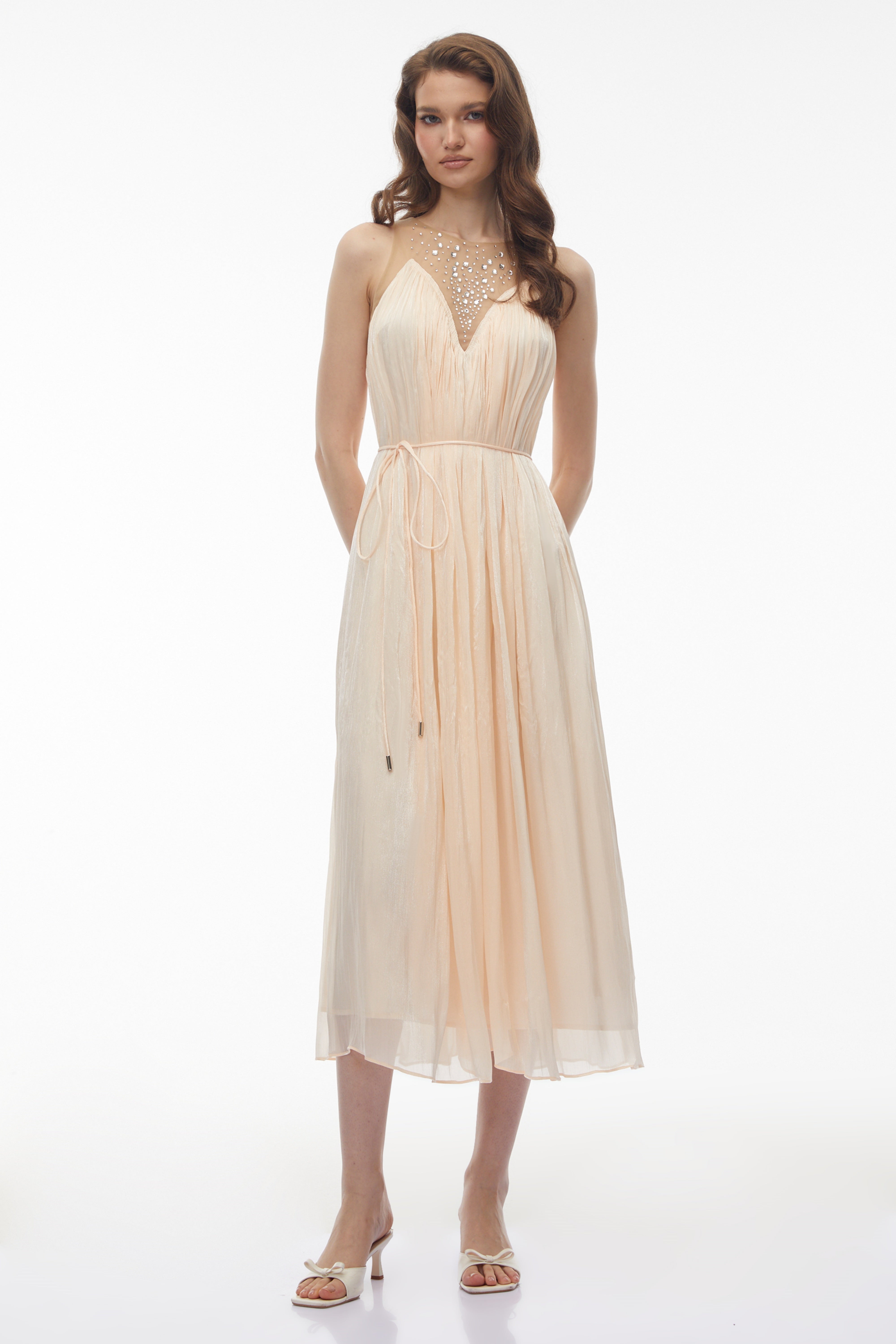 Deirdre – Midi-Kleid in Rosa mit Verzierungen und Rüschen