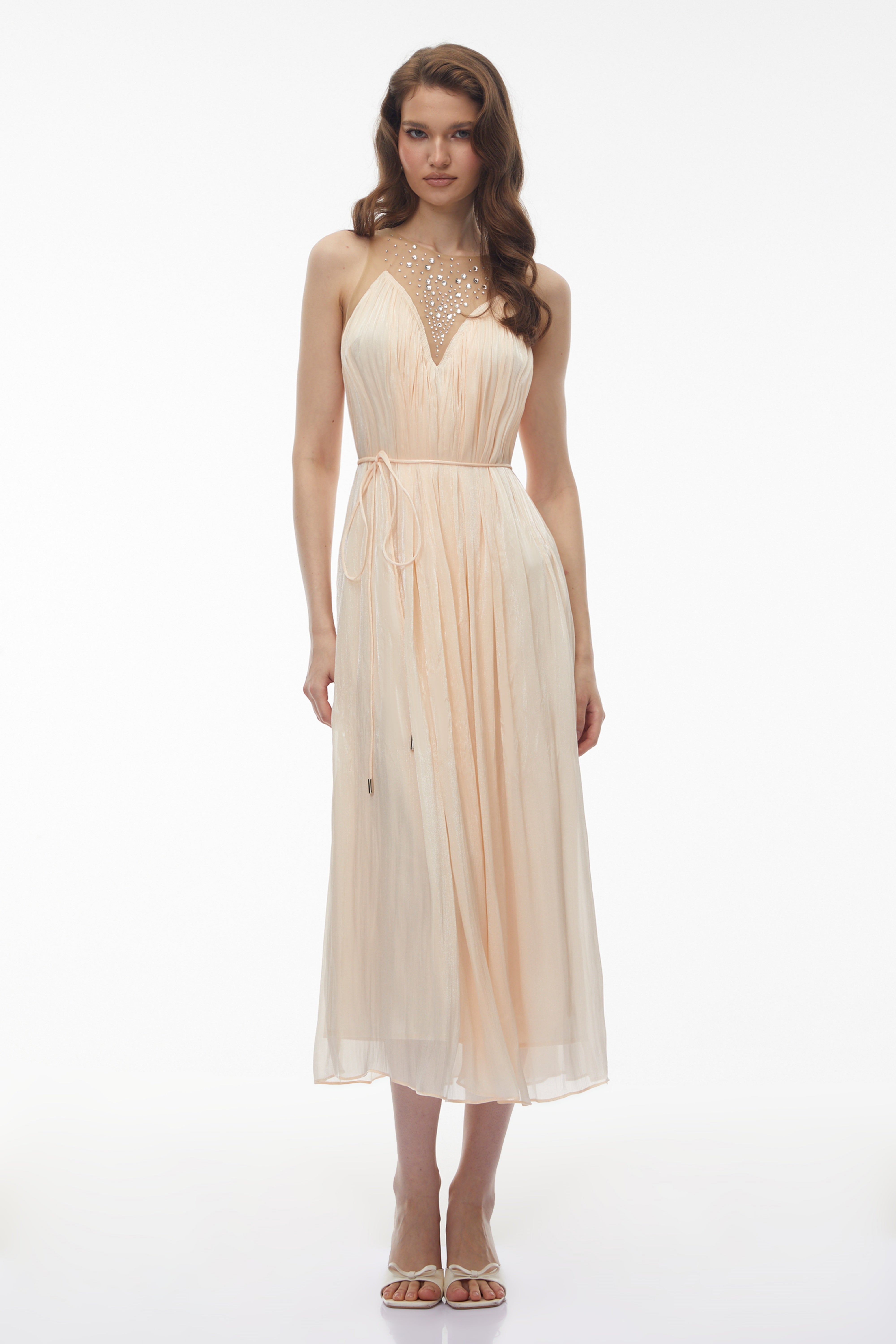 Deirdre – Midi-Kleid in Rosa mit Verzierungen und Rüschen