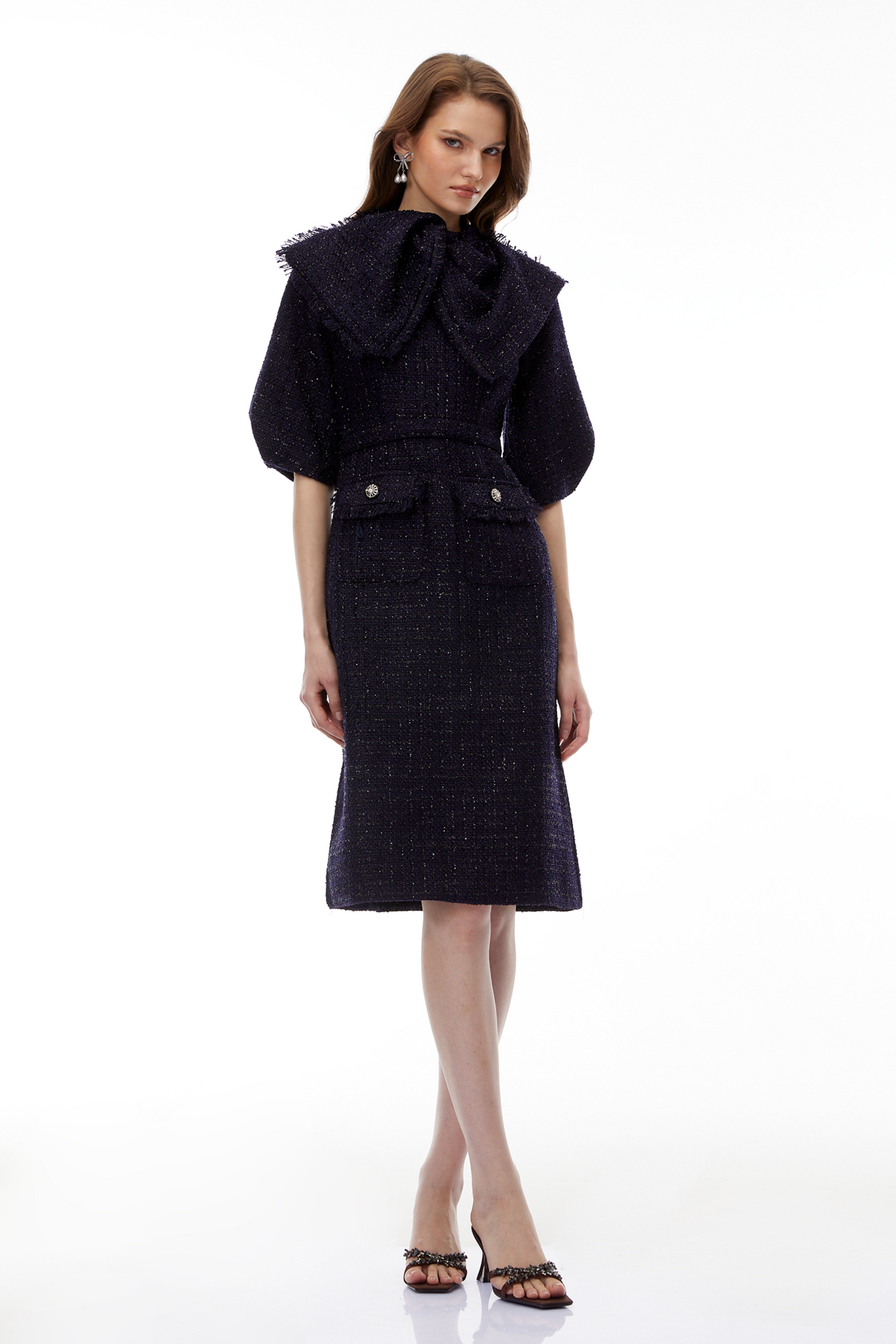 فستان ميدي من ديميتريا بلو تويد مع فيونكة