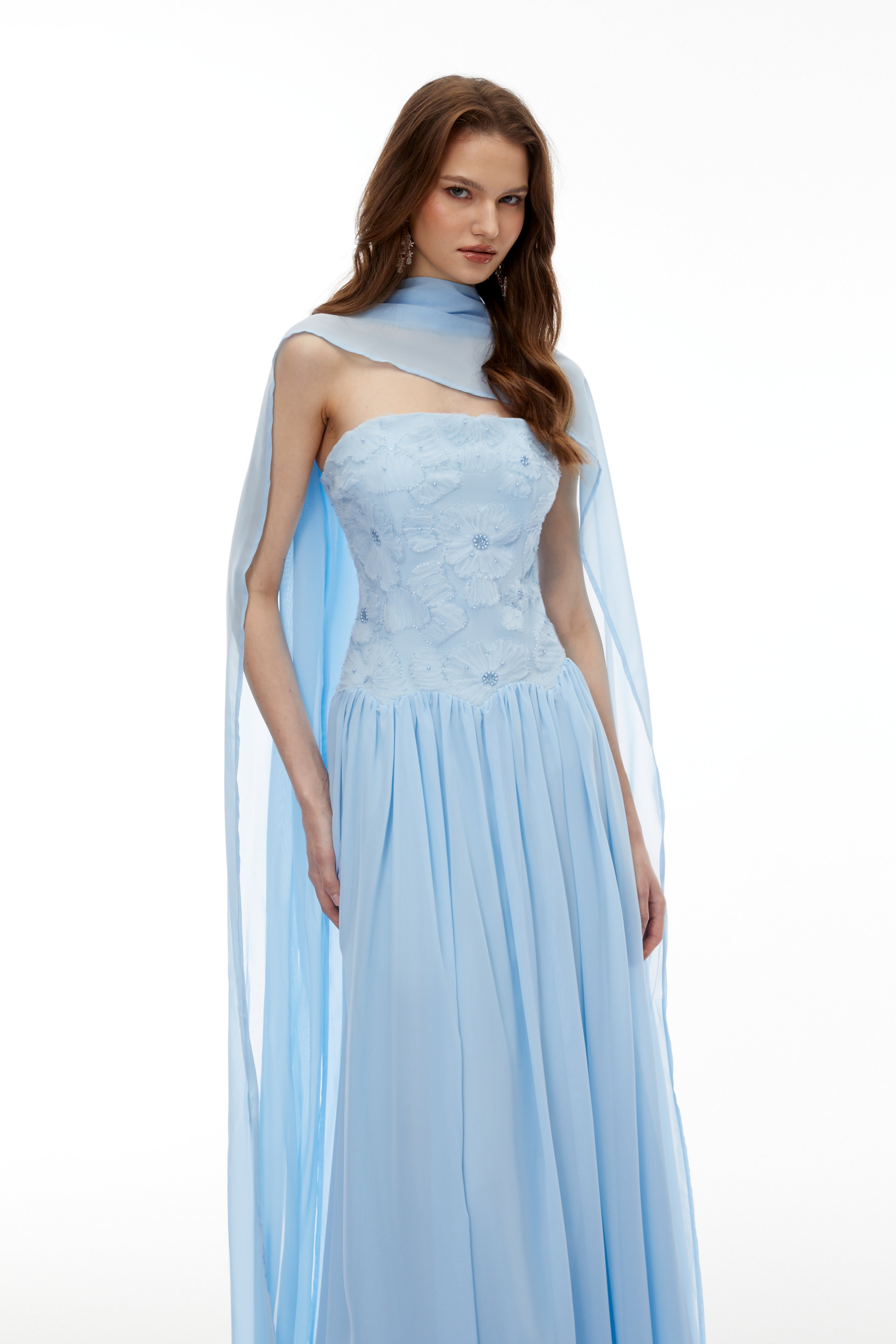 فستان طويل مطوي ومطرز بزخارف زهرية من Dobromila