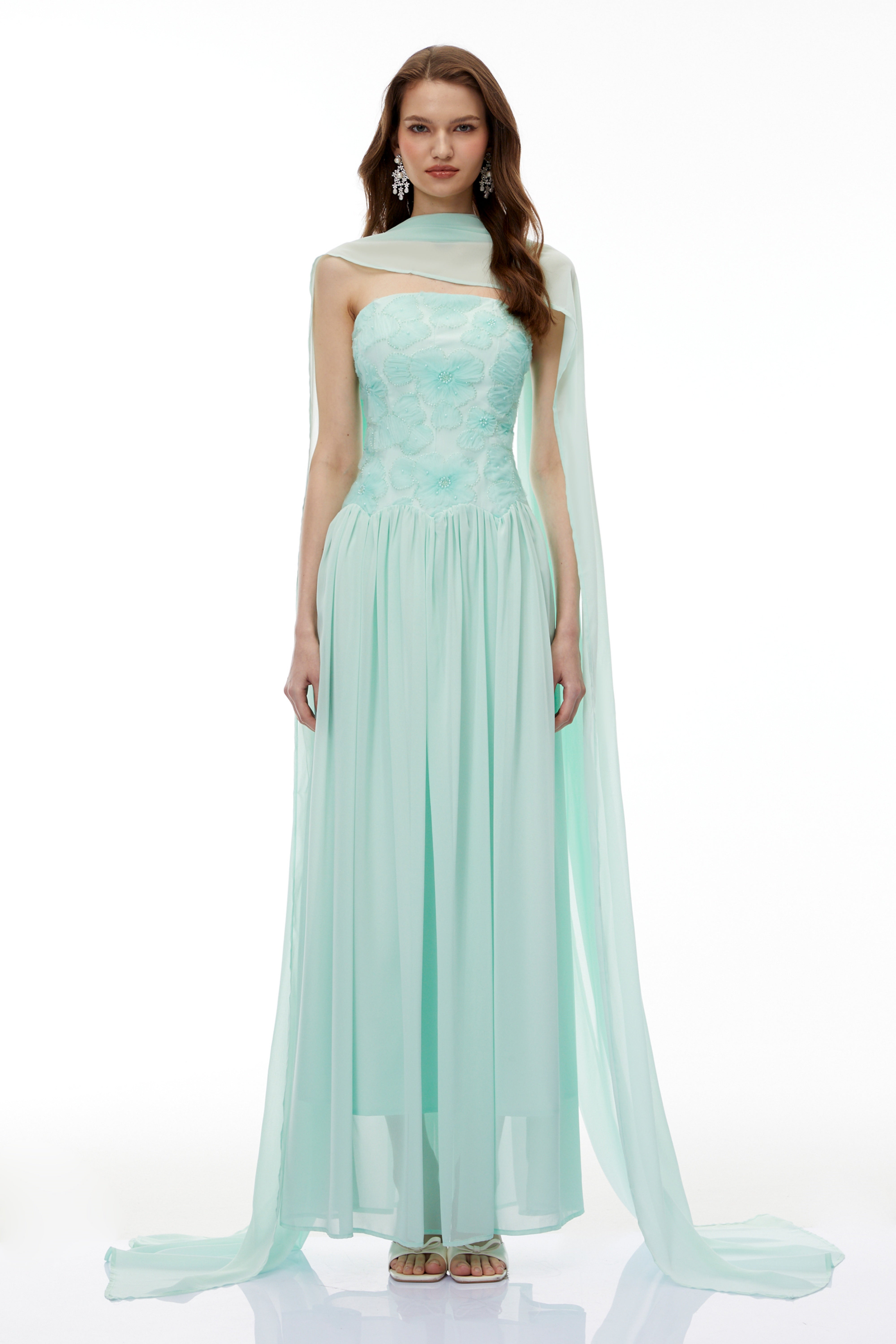 فستان ماكسي مطوي مطرز بالزهور باللون الأخضر من دوبروميلا