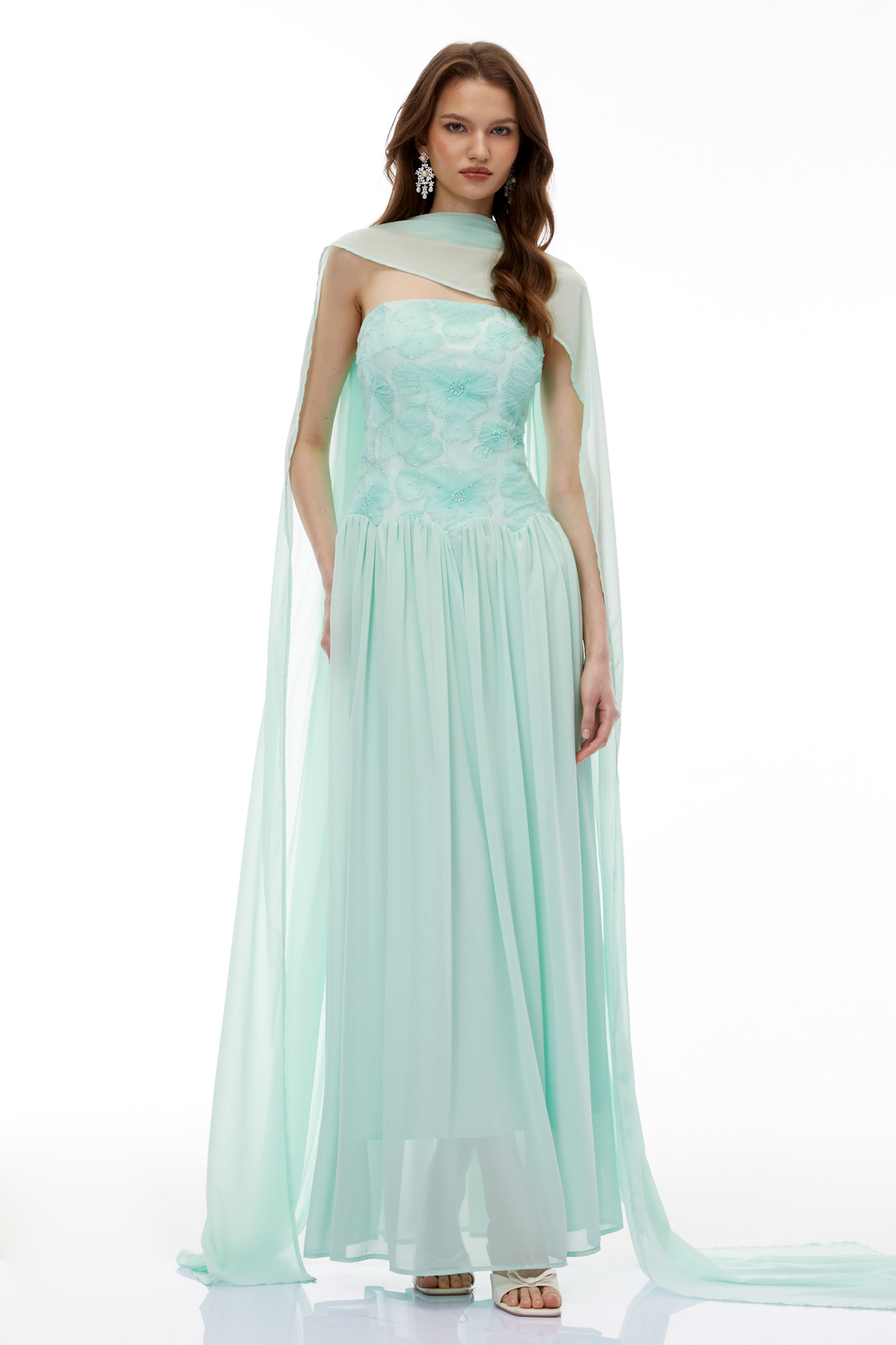 فستان ماكسي مطوي مطرز بالزهور باللون الأخضر من دوبروميلا