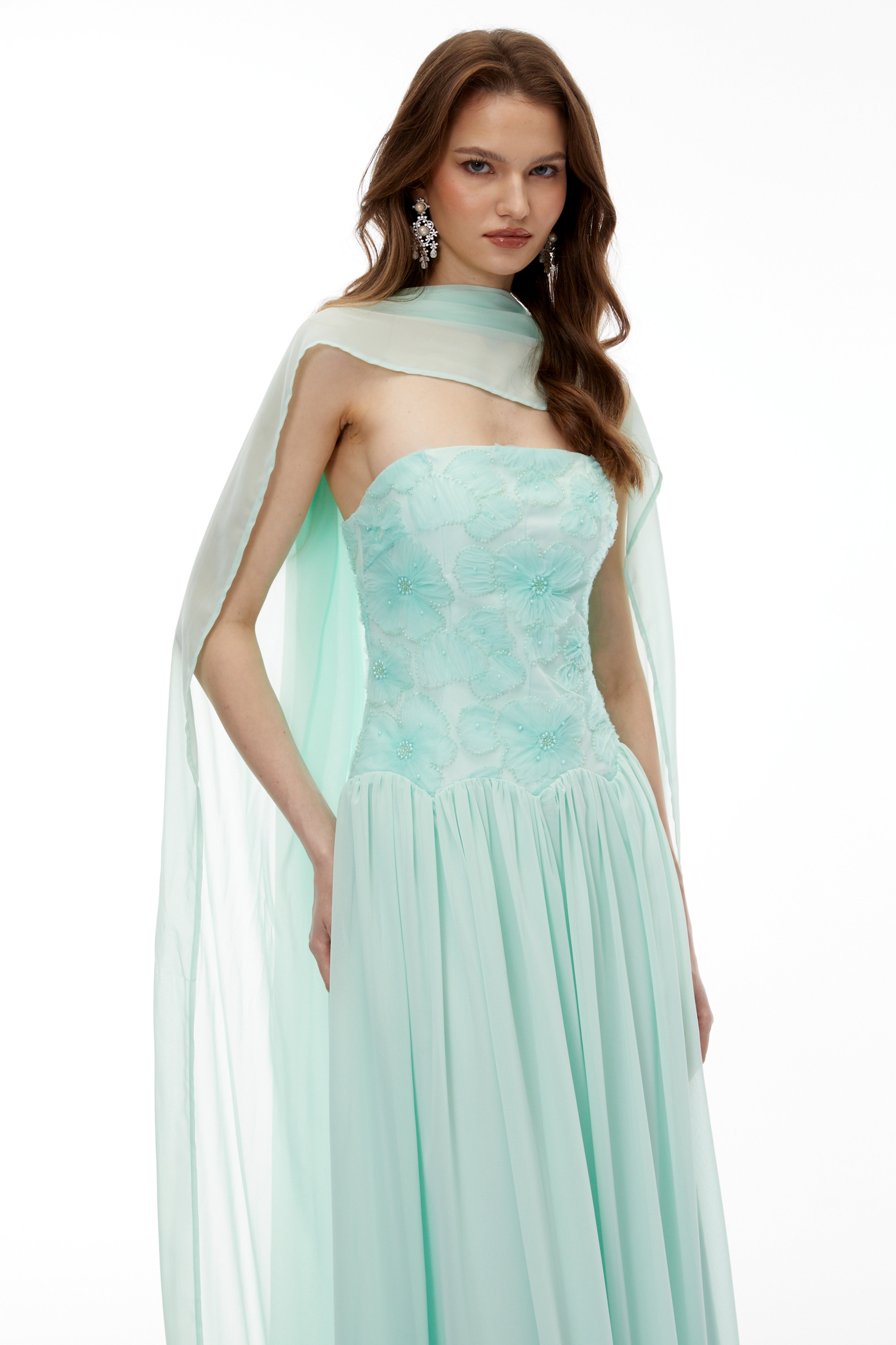 فستان ماكسي مطوي مطرز بالزهور باللون الأخضر من دوبروميلا