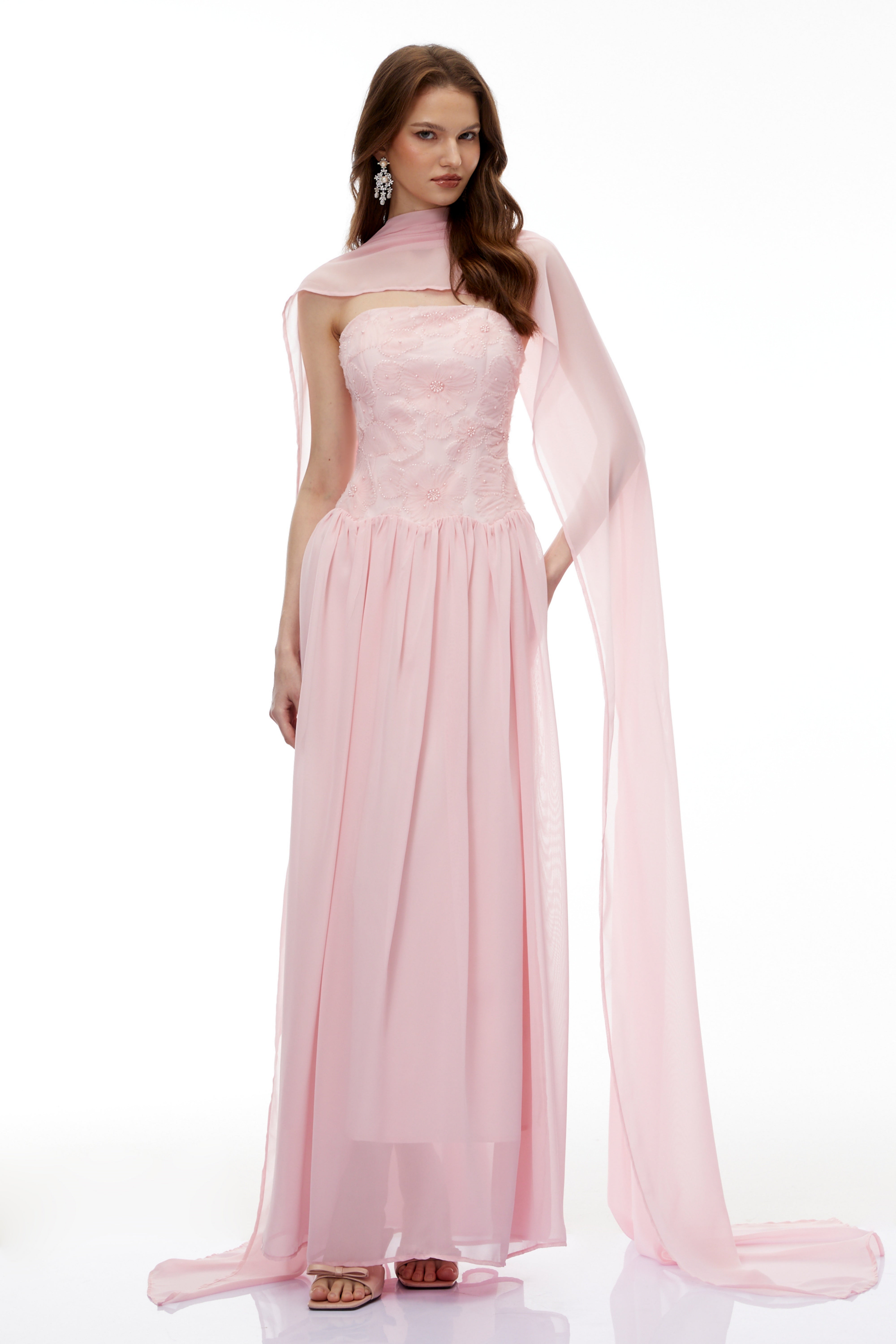 Dobromila Rosa, plissiertes Maxikleid mit Blumenstickerei