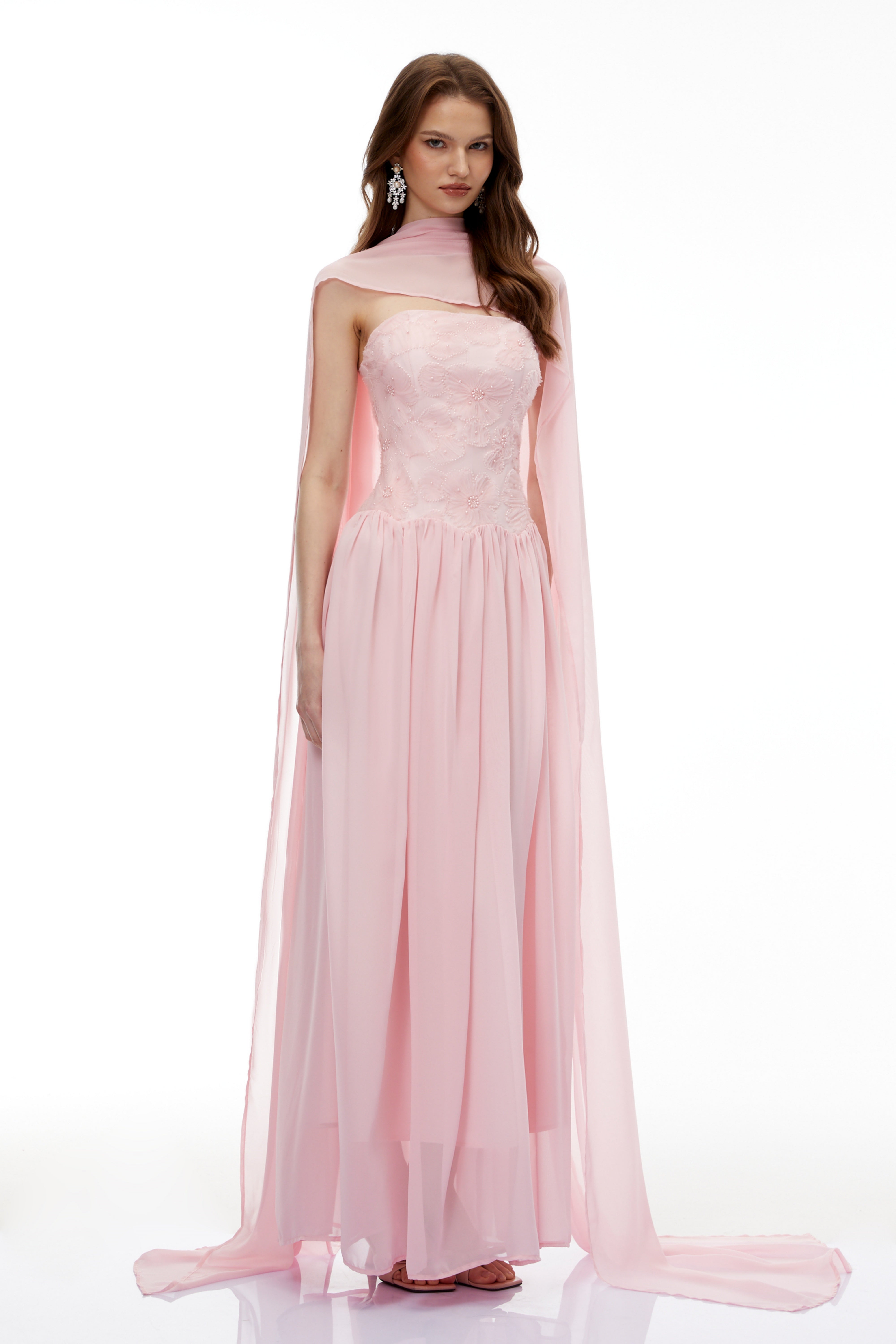 Dobromila Rosa, plissiertes Maxikleid mit Blumenstickerei