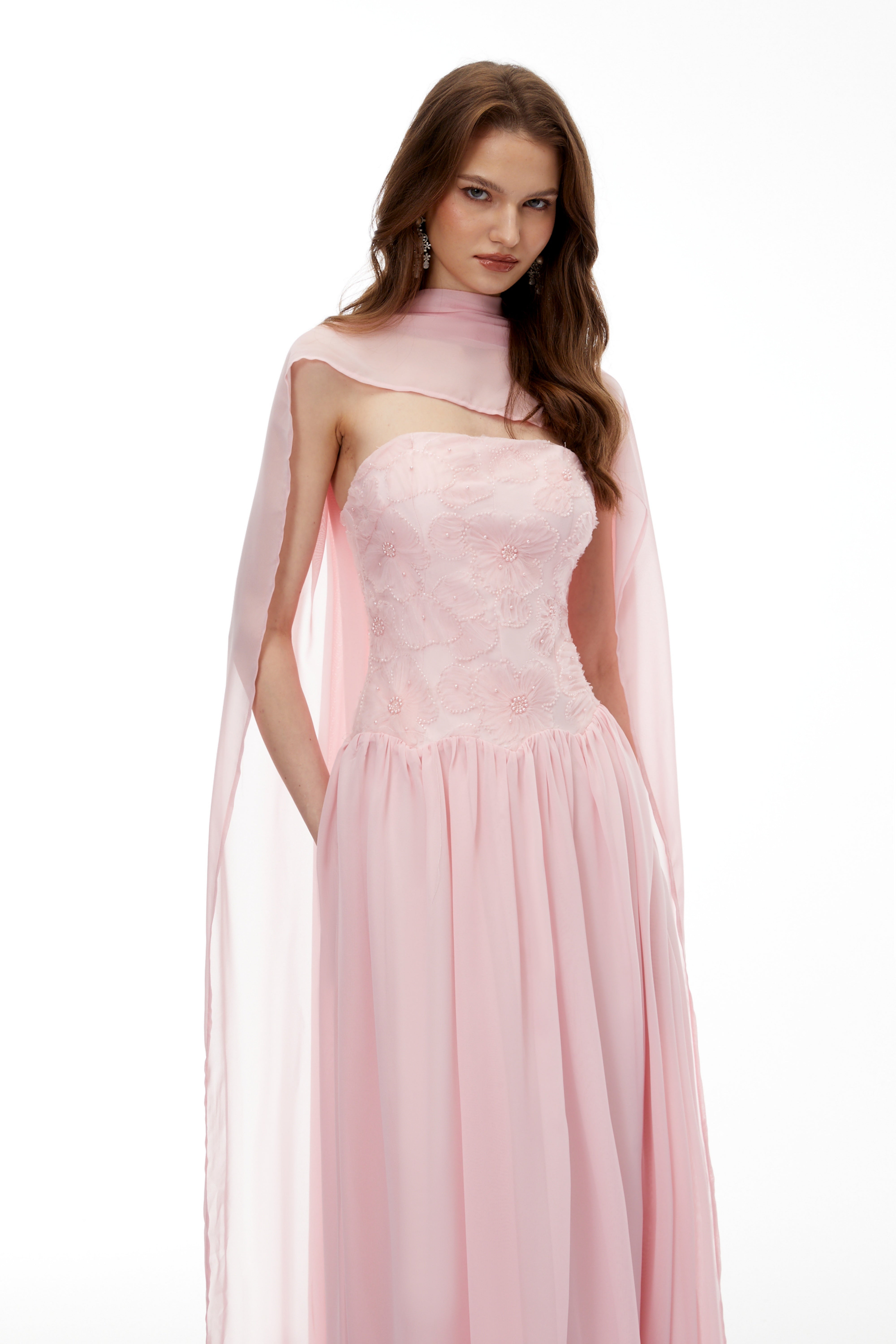 Dobromila Rosa, plissiertes Maxikleid mit Blumenstickerei