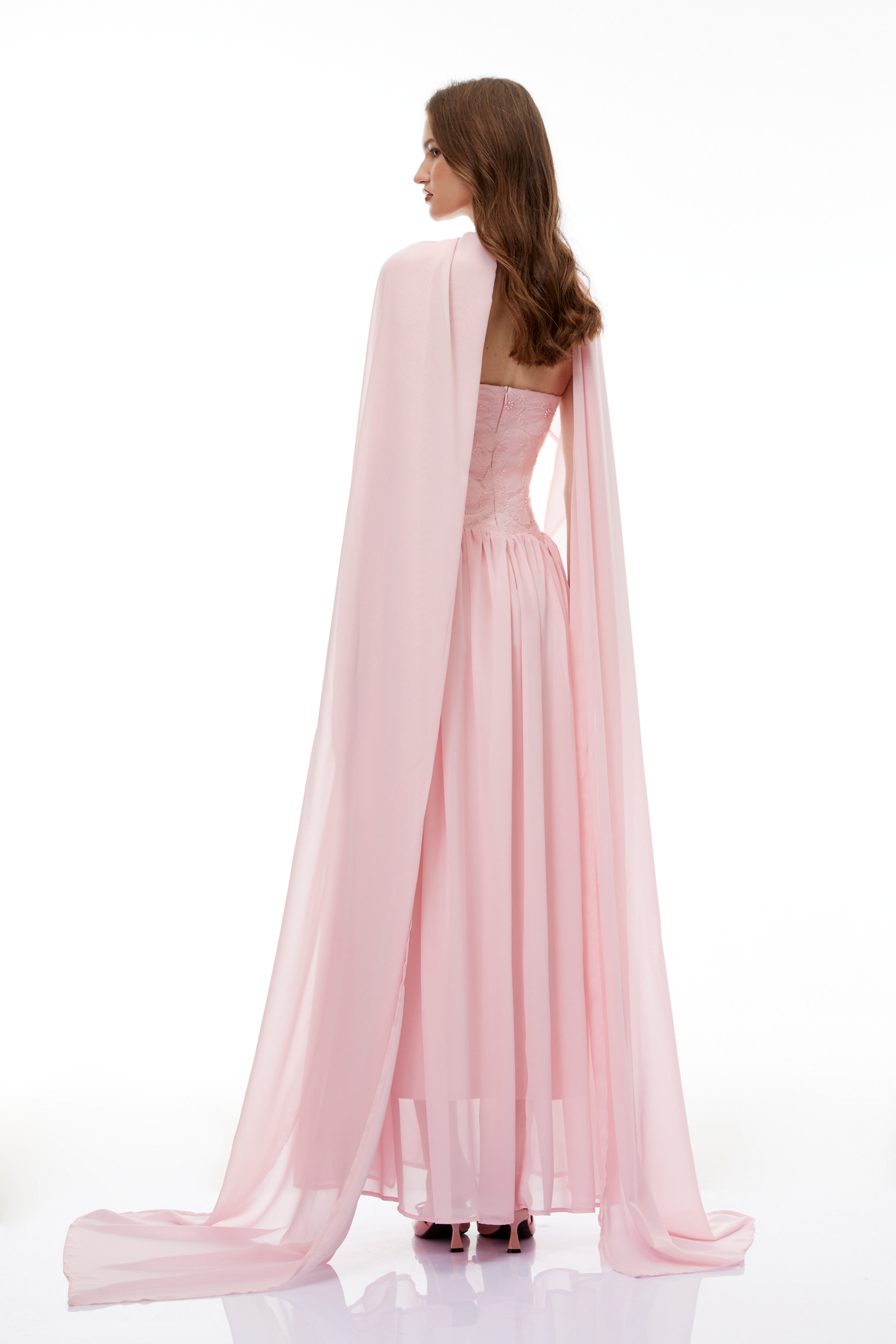 Dobromila Rosa, plissiertes Maxikleid mit Blumenstickerei
