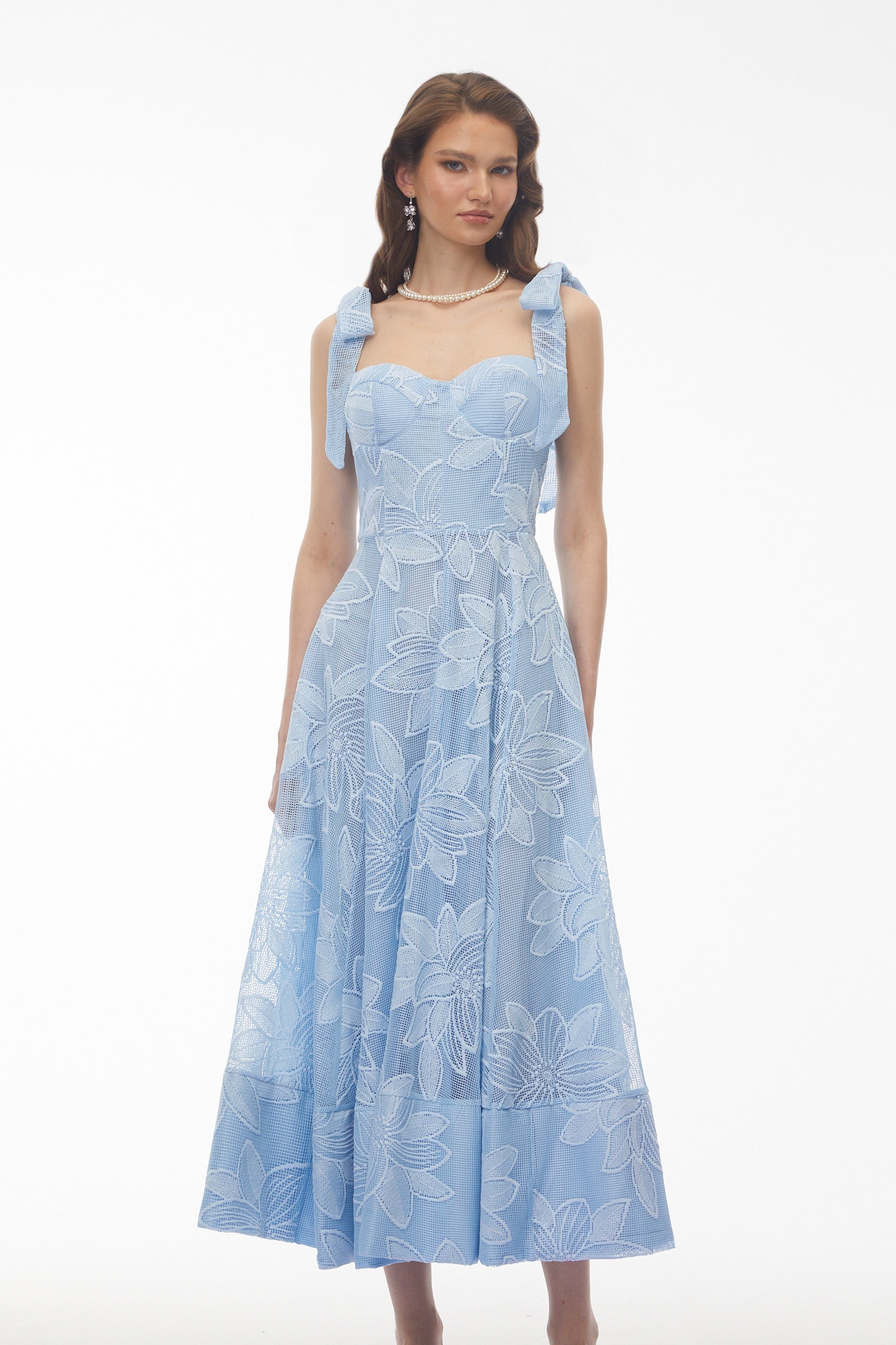 Robe longue Doris Blue à motif floral brodé