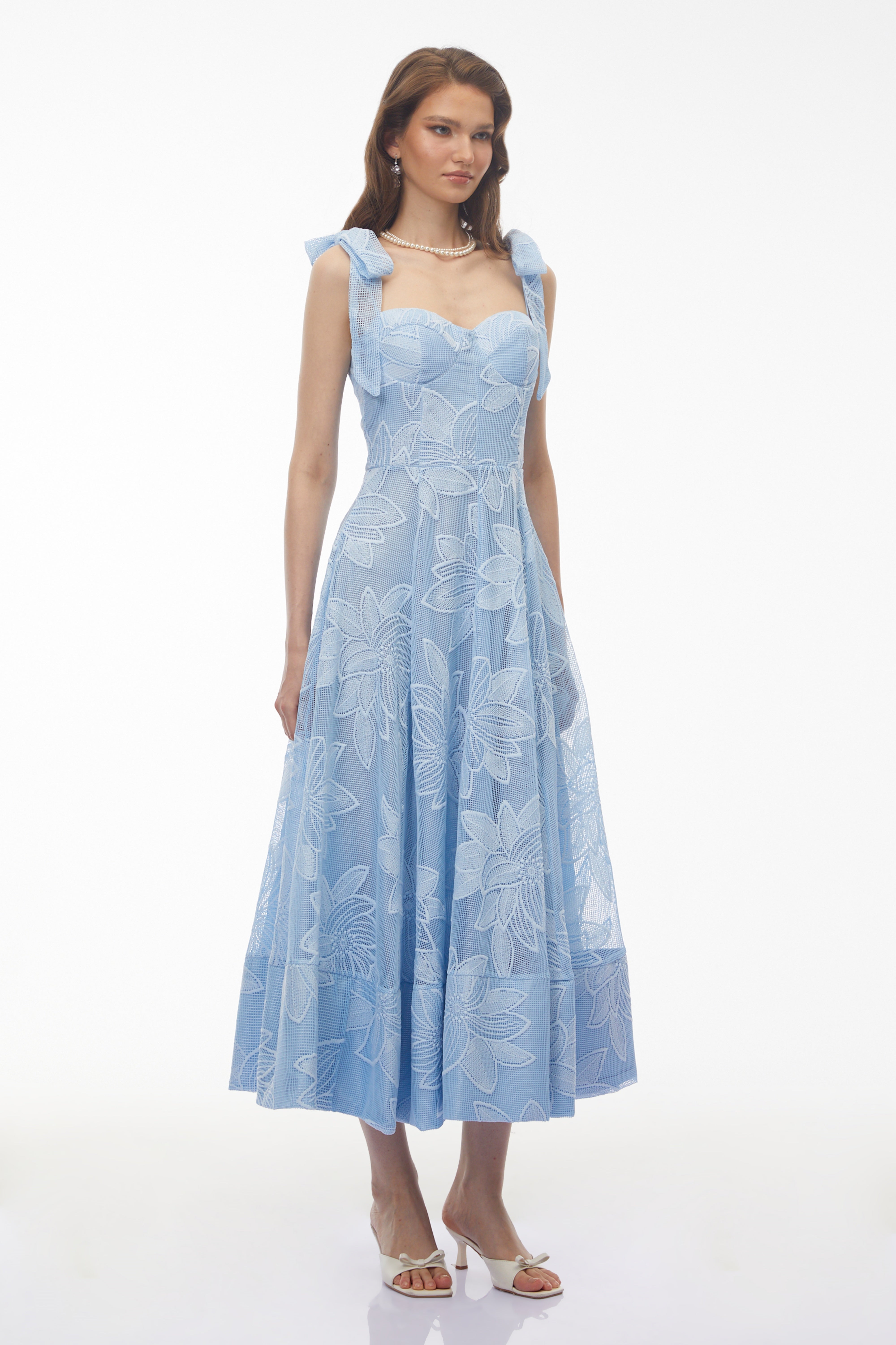 Robe longue Doris Blue à motif floral brodé